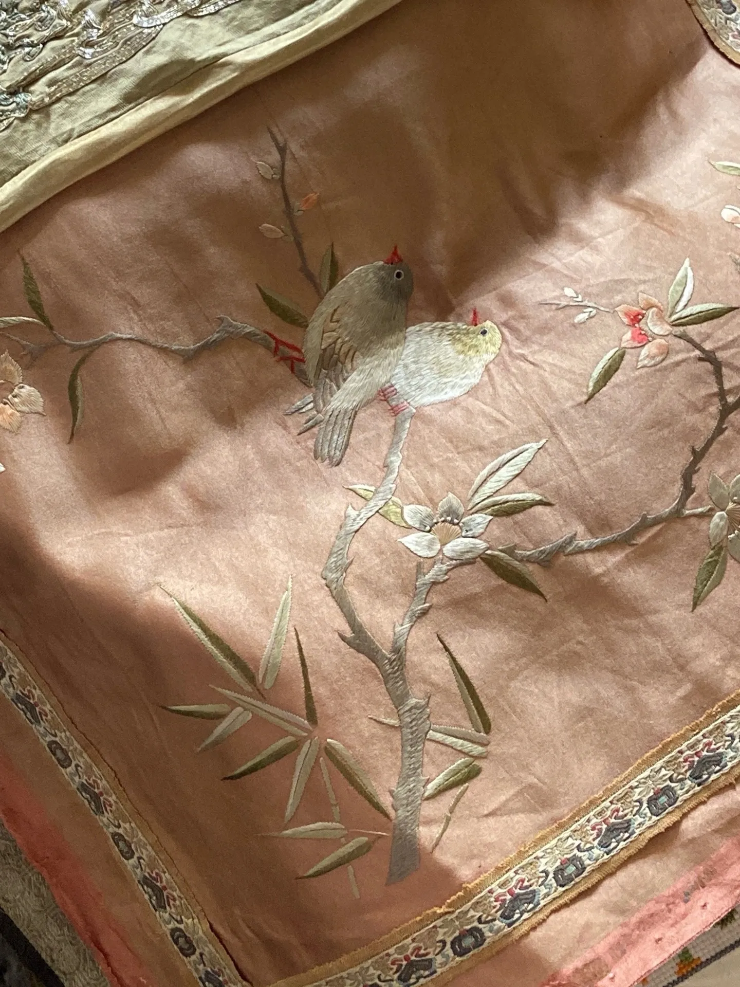 Шелковые подушки. Автор фото Анастасия Пелевина