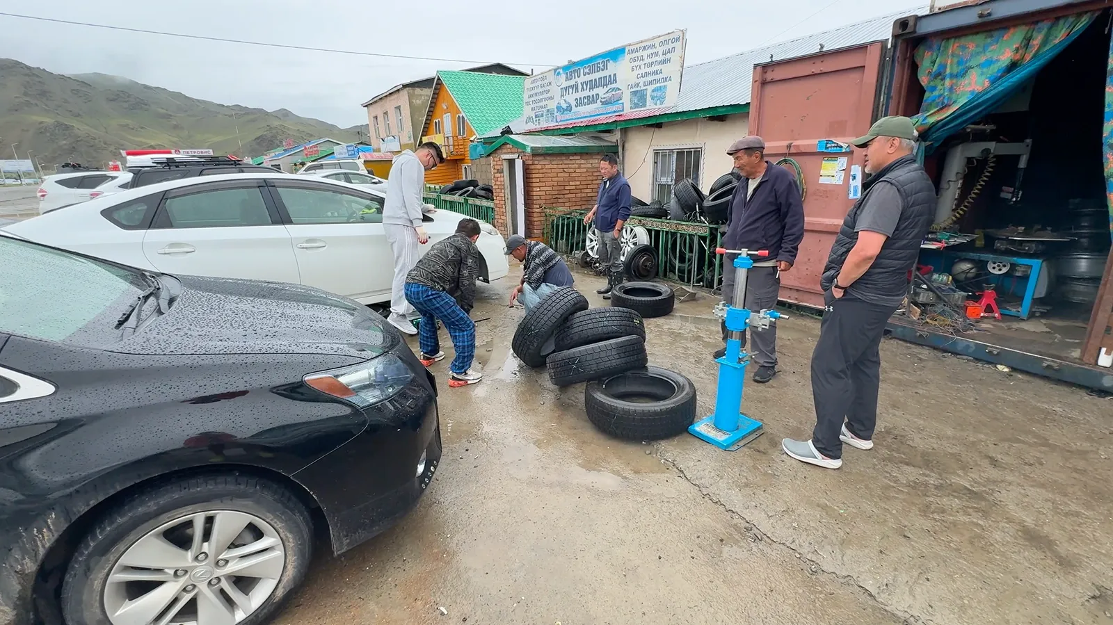 Нашёл шиномонтажку / фото Дмитрий Полудин