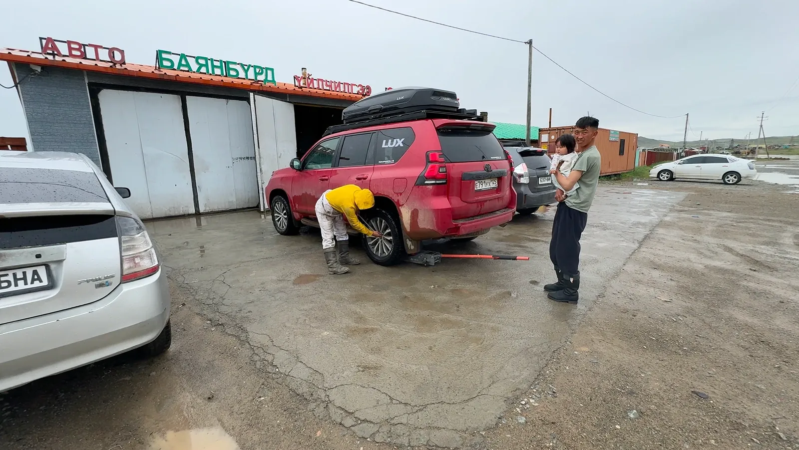 Колесо делают / фото Дмитрий Полудин