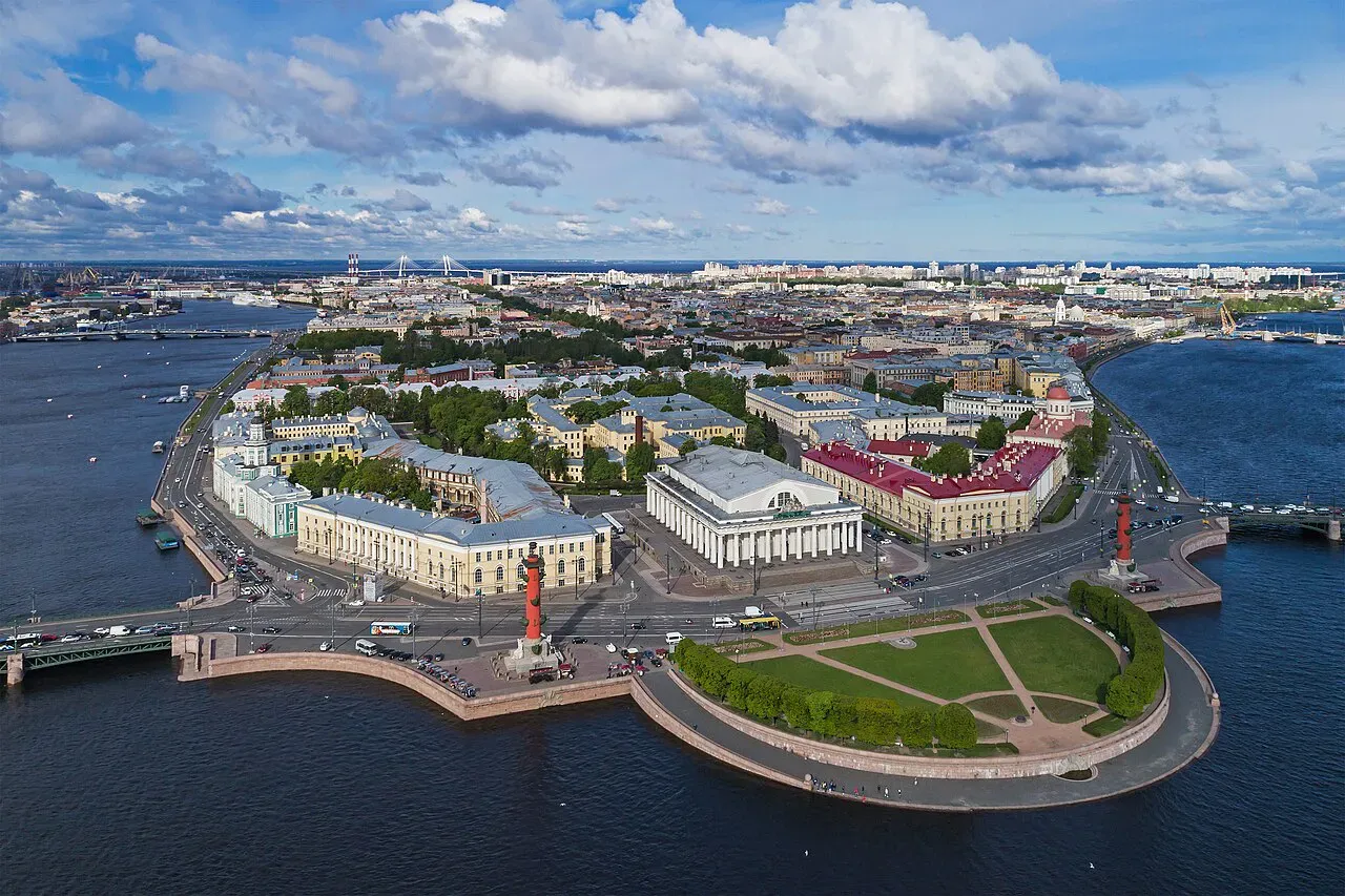 Стрелка Васильевского острова (А. Савин / Wikimedia)