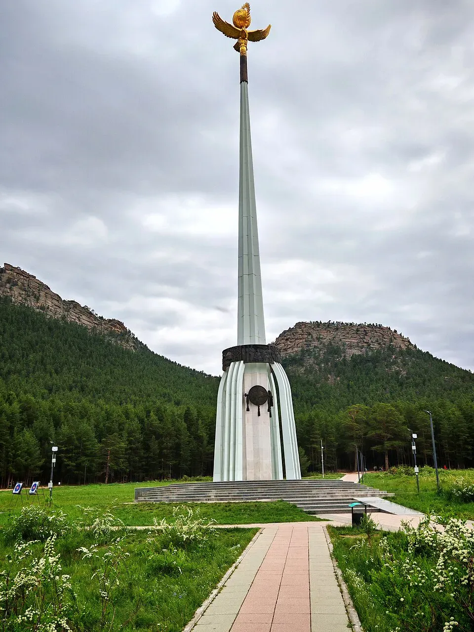 Стела на поляне. Фото: Alter-Ego9312 | Wikimedia