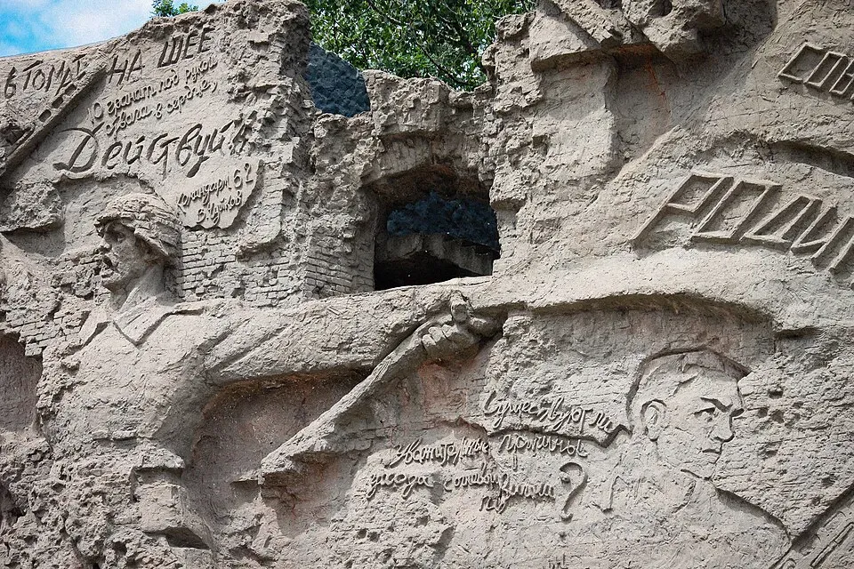 Надписи на стенах (Зырянов Владимир / Wikimedia)