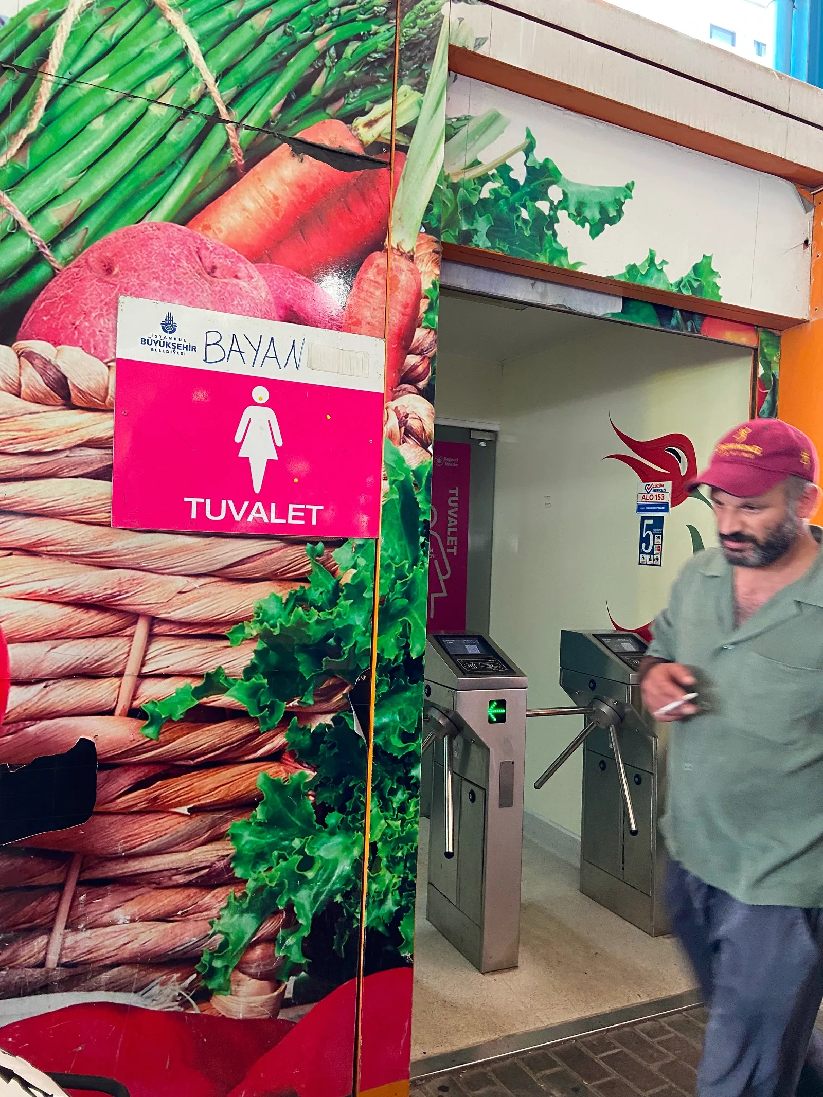 Туалет на барахолке. Автор фото Анастасия Пелевина