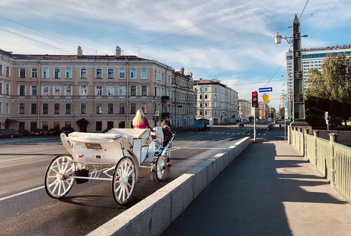 Конный экипаж в летнем Питере (Viсtoria Smirnova / Pexels)