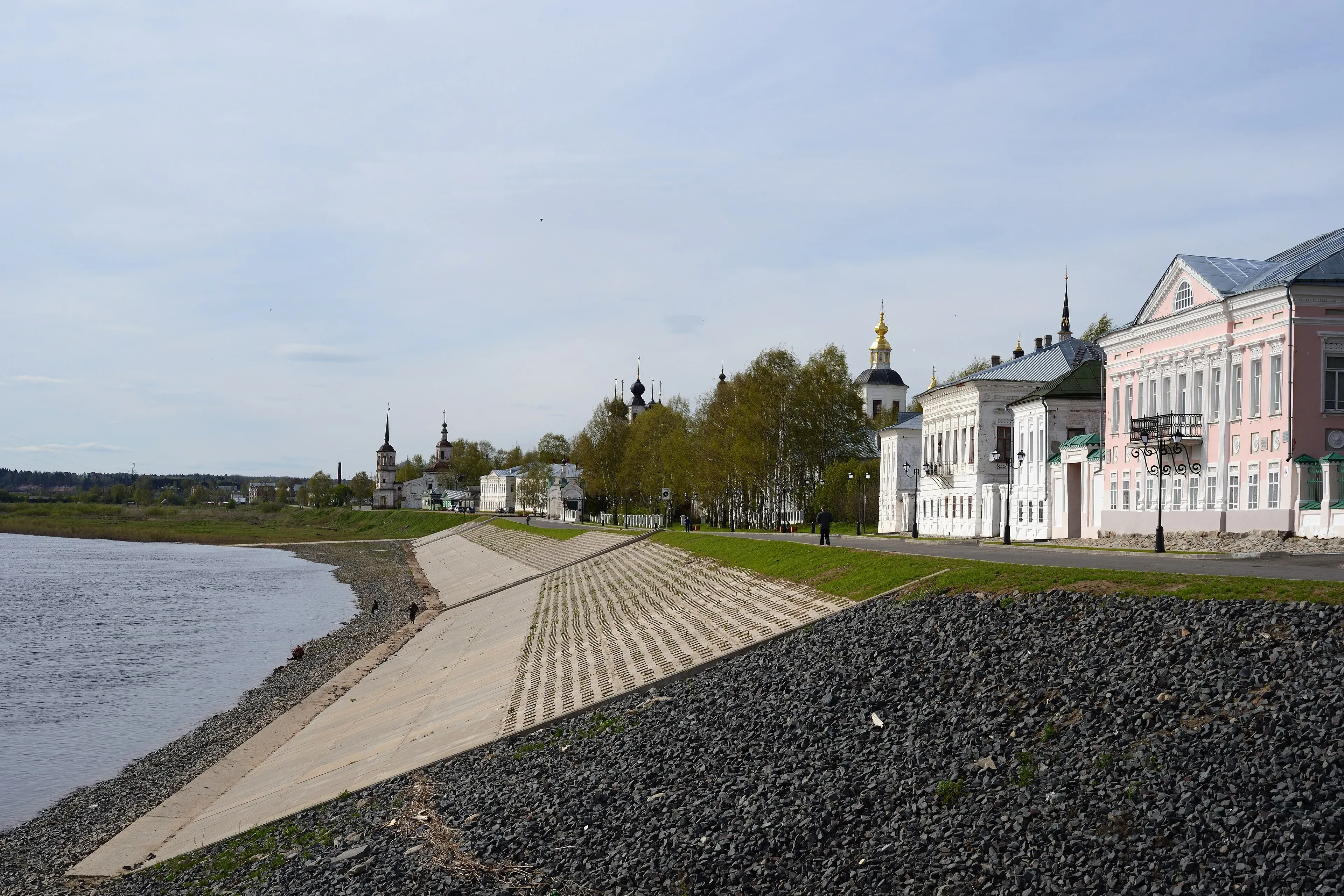 Набережная улица в Великом Устюге / фото Hamerani / Wikimedia