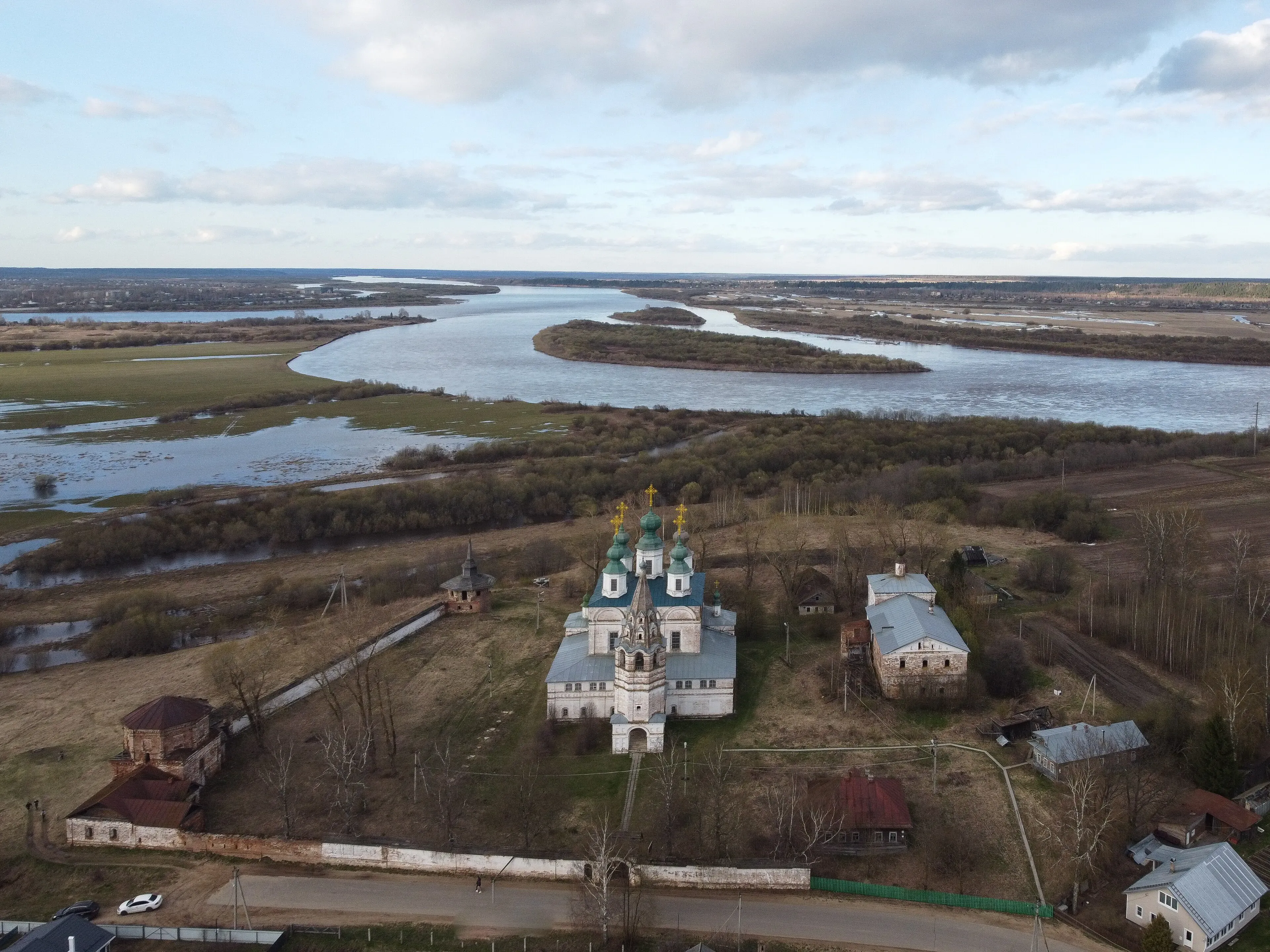Вид на Троице-Гледенский монастырь / фото Александр Антонов / Wikimedia
