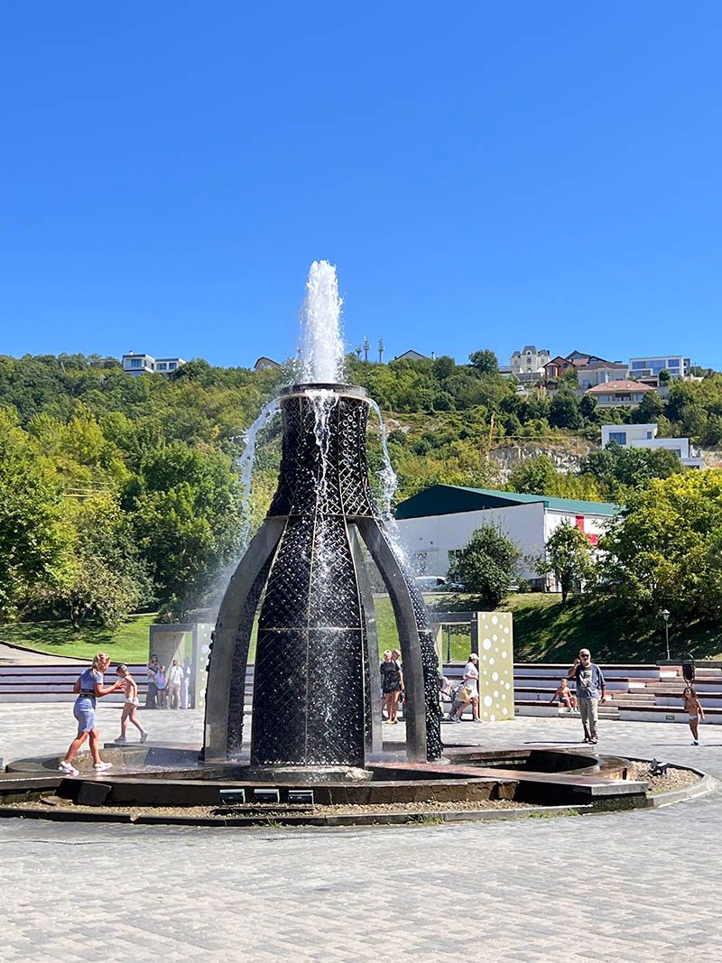 Фонтан-бутылка в Абрау-Дюрсо