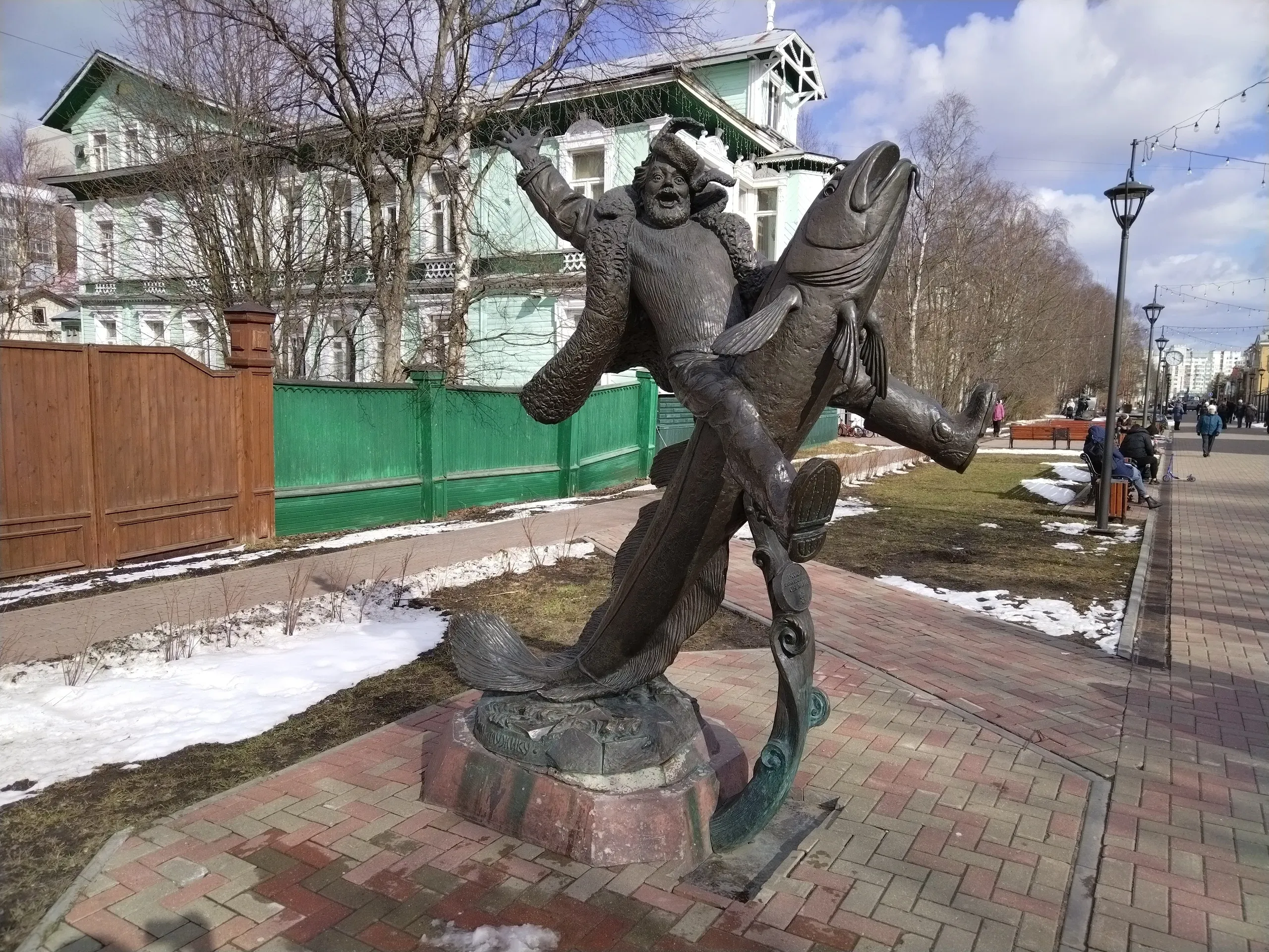 Чумбаровка, памятник Архангельскому мужику Сене Малине — персонажу сказок Степана Писахова. Фото: Михаил Силантьев