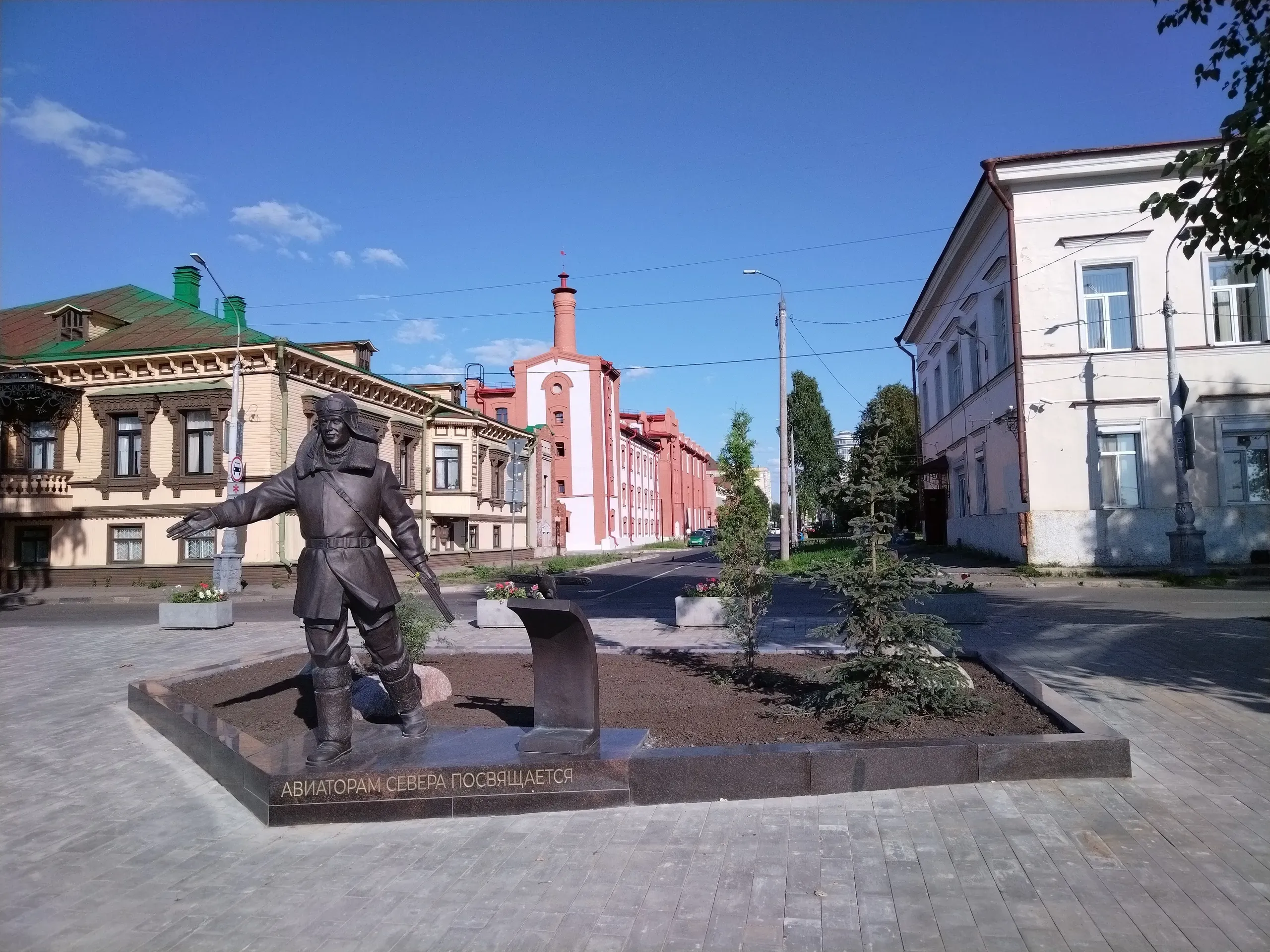 Сразу 4 памятника в Немецкой слободе: памятник авиатору Севера, справа — Дом английского консула Вайнтеда 1853 года, слева — Дом промышленника Суркова, а за ним пивзавод Суркова и Шергольдта конца 19 века. Фото: Михаил Силантьев.