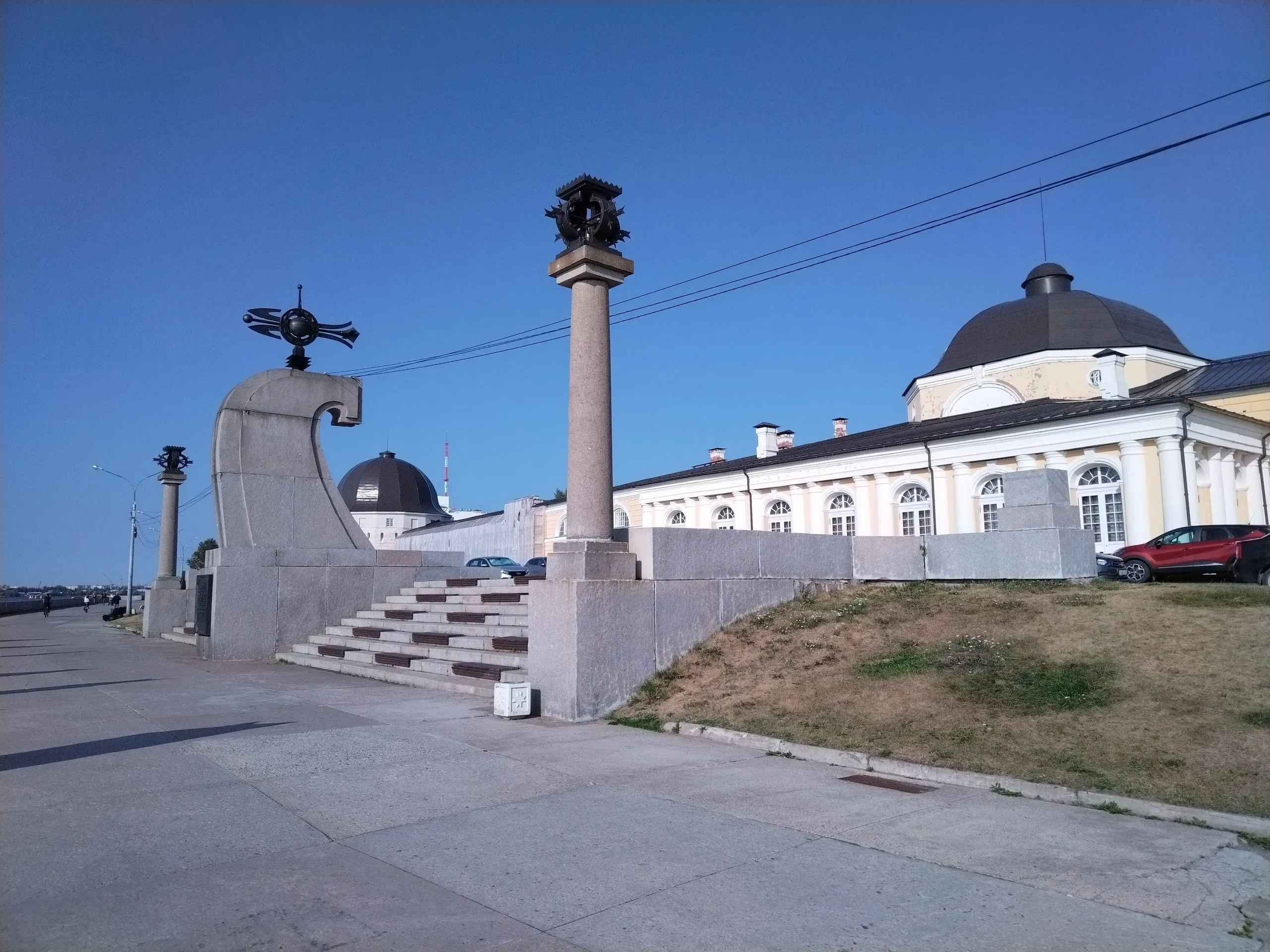 Вид на Гостиные дворы с набережной. Фото: Михаил Силантьев