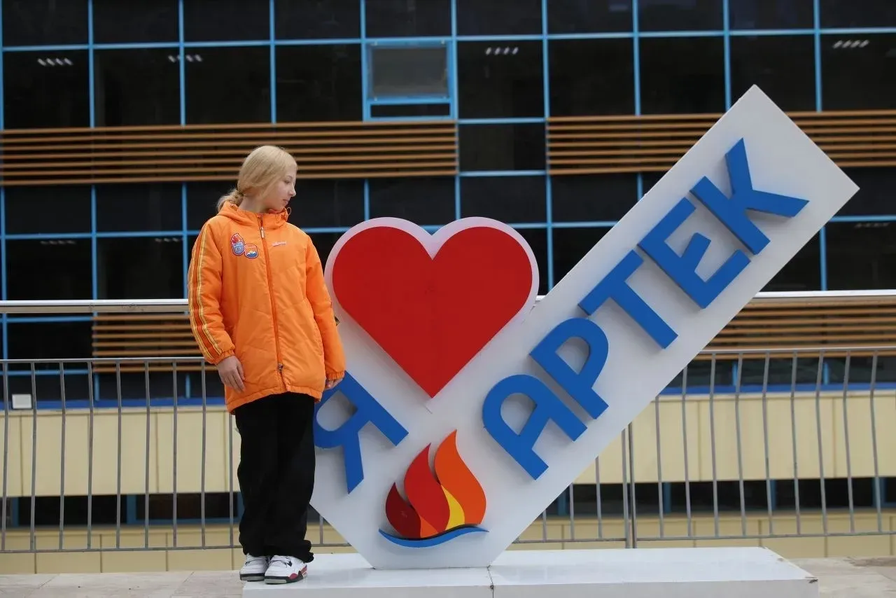 Лиза из Пскова отдыхала в «Артеке» весной 2026 года. Фото: Анна Тимофеева