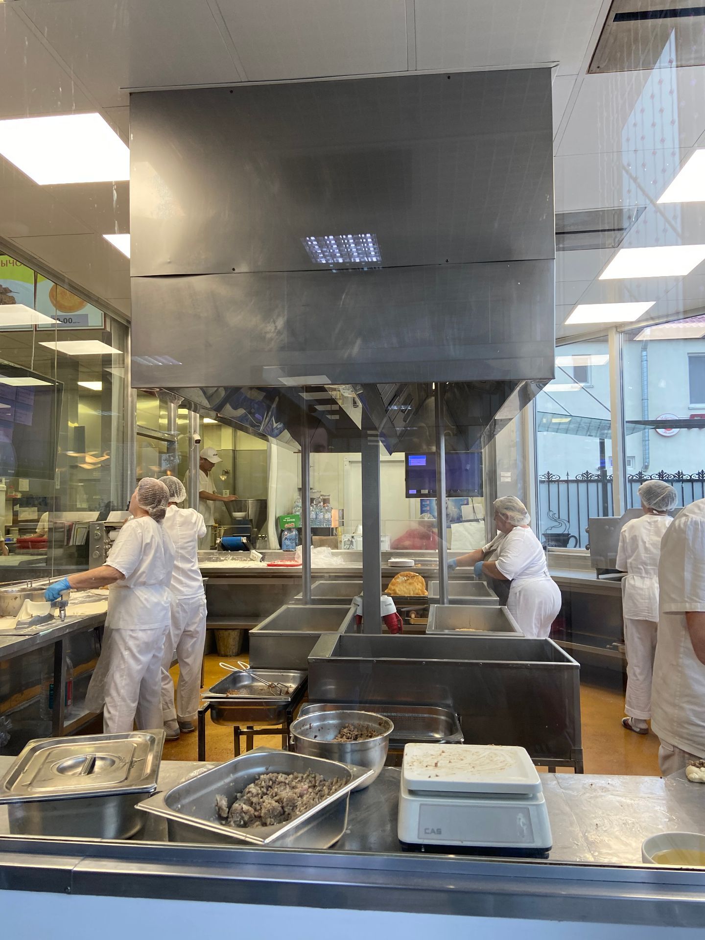 Открытая кухня в Талпачинском Чебуреке. Фото: Анастасия Пелевина