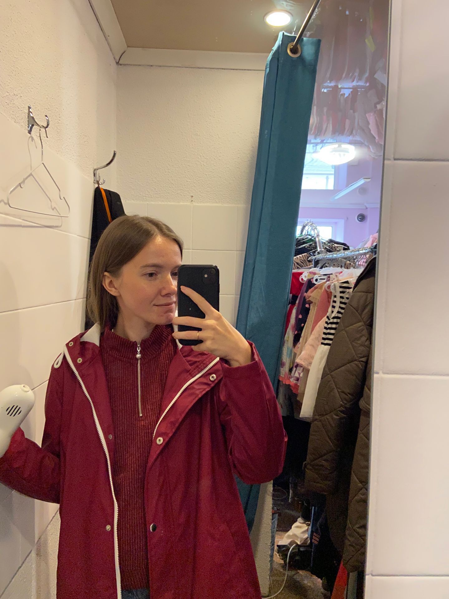 Дождевик в секонд-хенде. Фото: Анастасия Пелевина