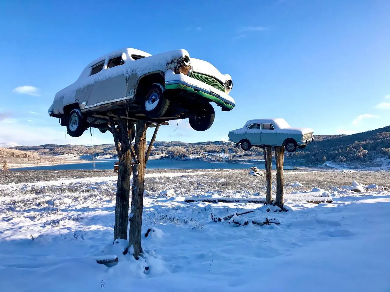 «Арт-объекты» на базе отдыха. Фото: Денис Теляткин