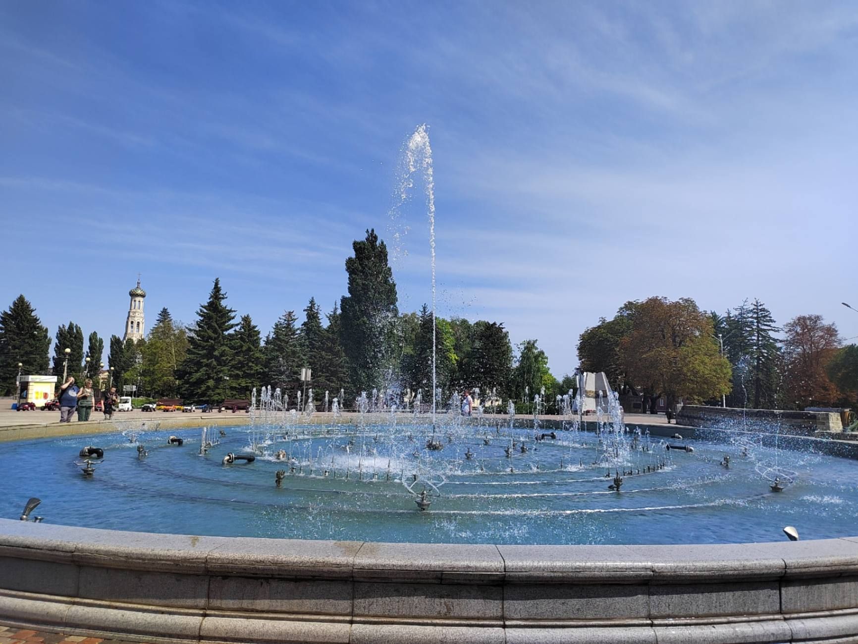 Днём это просто уютный фонтан. Фото Дарины Устич