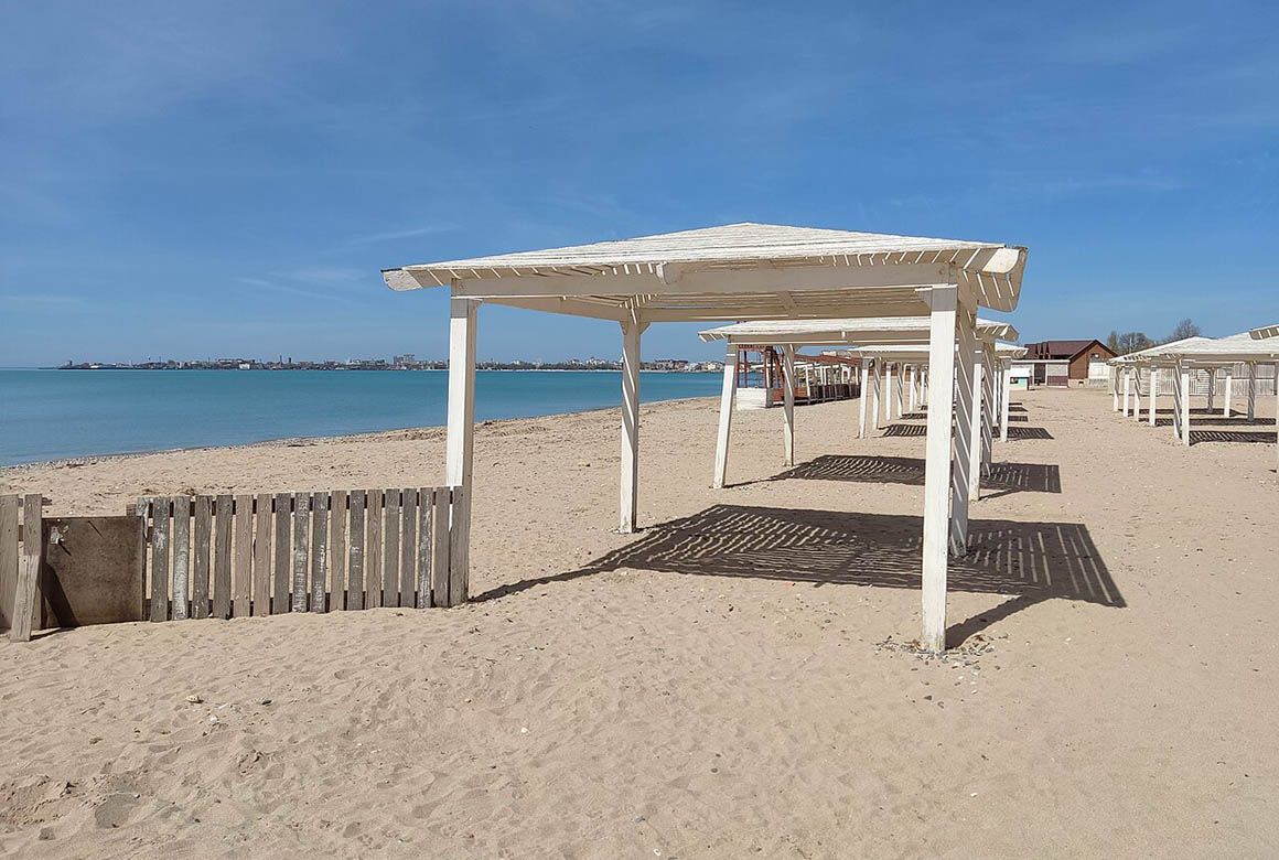 Песчаный пляж в Евпатории (Mitte27 / Wikimedia)