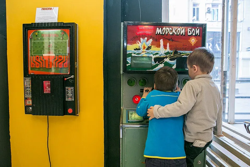 Молодёжь режется в «Морской бой» / Museum of Soviet Arcade Machines / Wikimedia