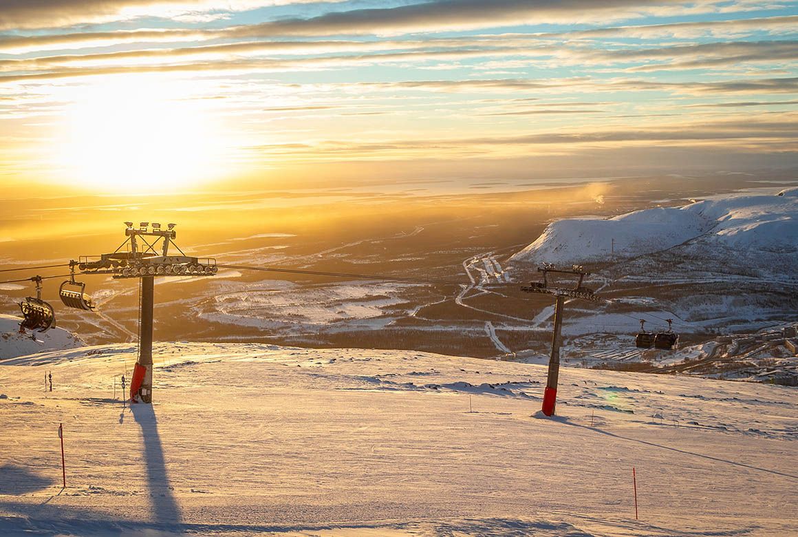 Кировск не торопится отпускать зиму (Andrey Pozharskiy / Shutterstock)