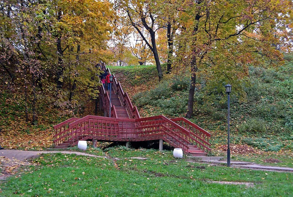 В Голосовом овраге (Екатерина Борисова / Wikimedia)