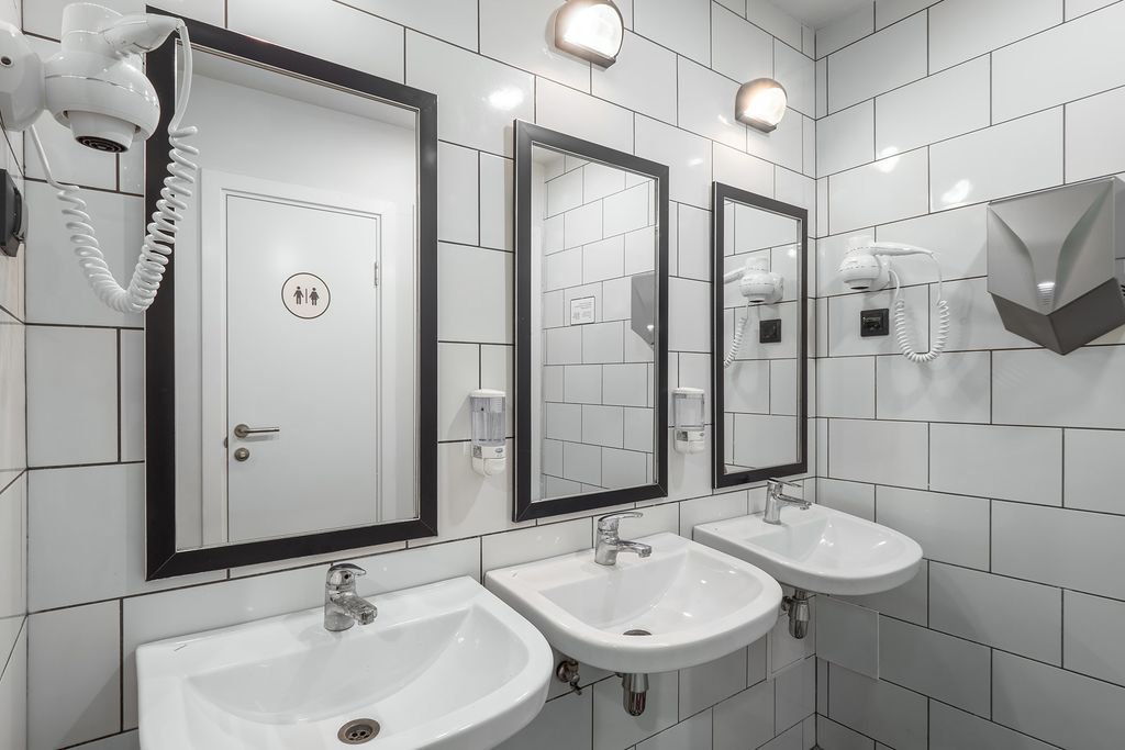 Санузел в «Друзья Граффити» в Санкт-Петербурге (фото на Суточно.ру)