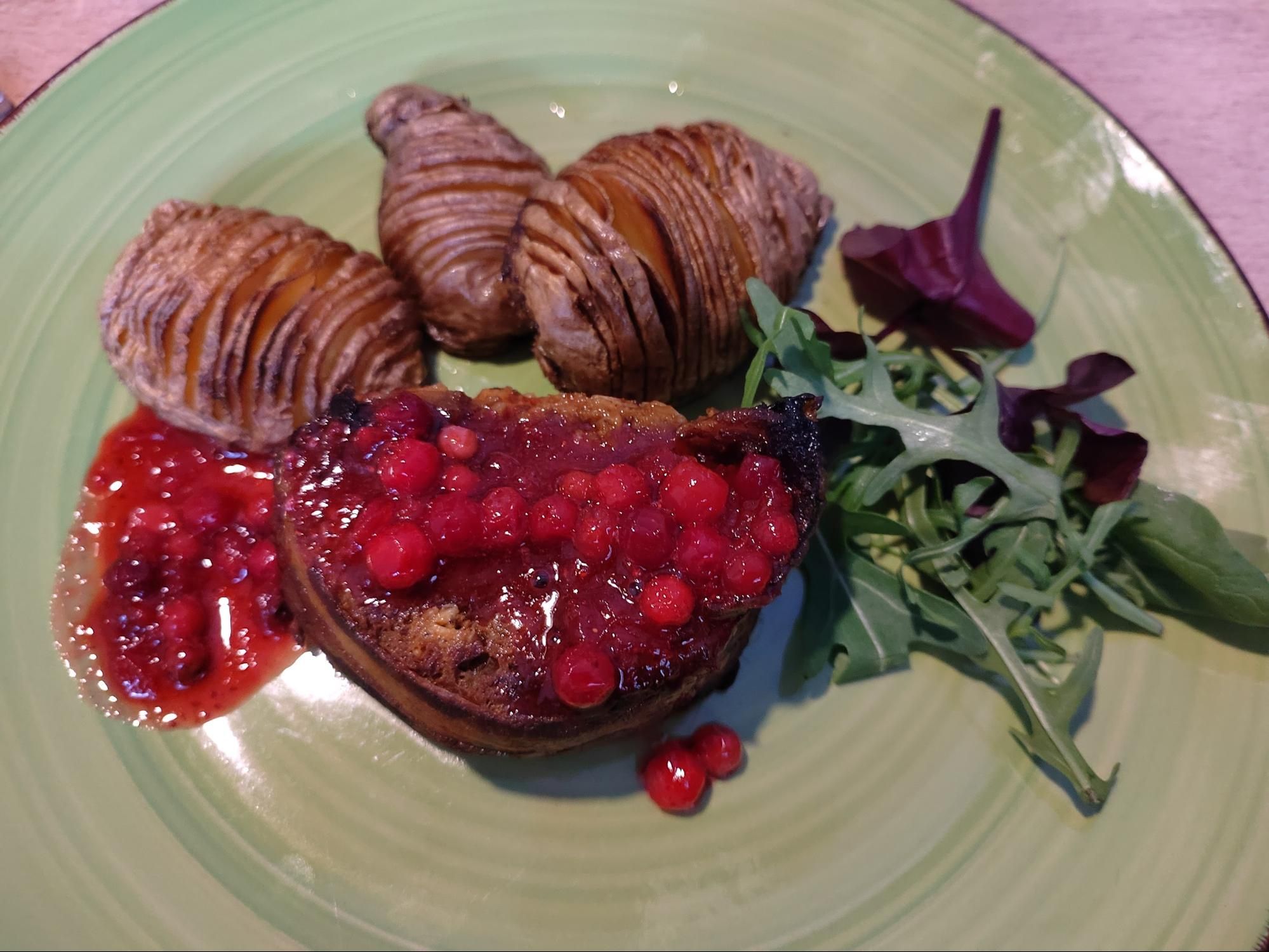 Мясная запеканка из оленины с брусничным соусом. Фото Дарины Устич