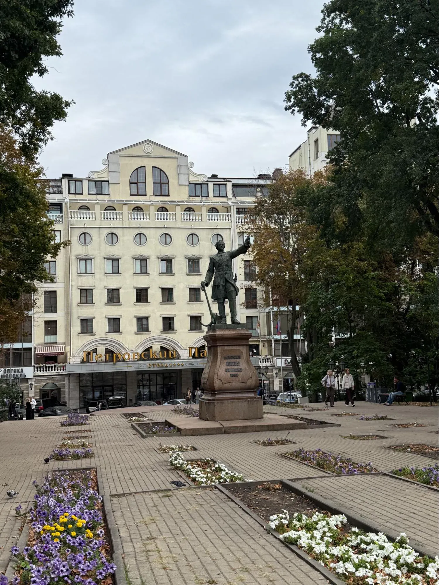Пётр I в Петровском сквере — один из главных памятников императору в городе. Фото: Татьяна Осовская