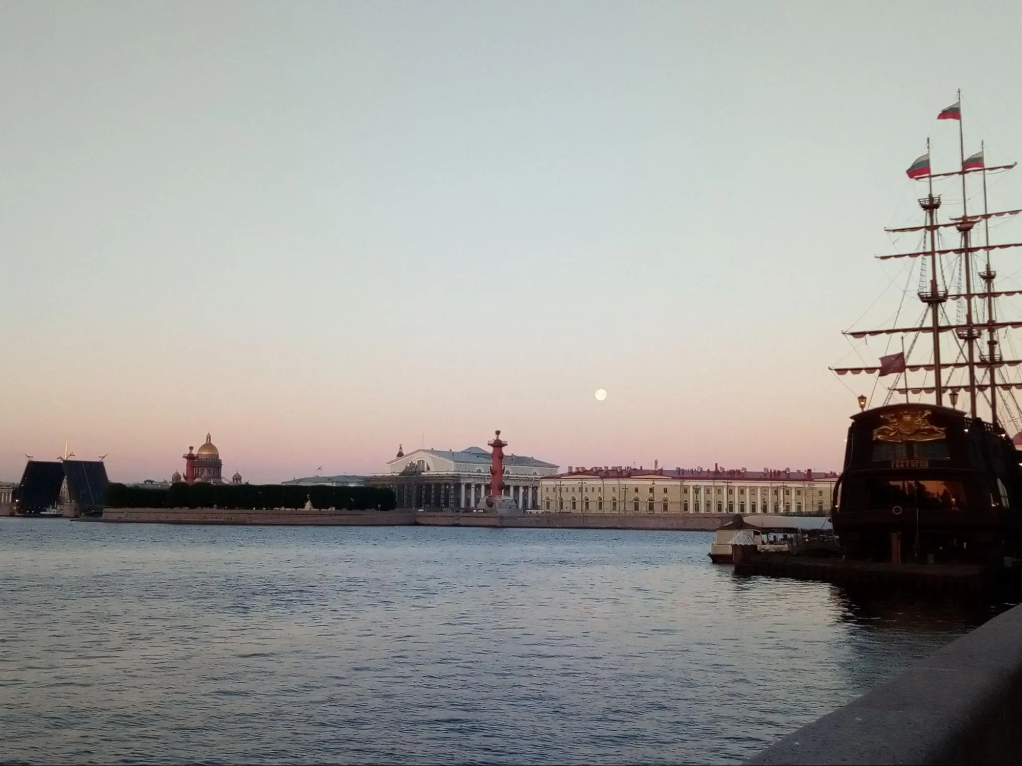 Белые ночи романтичные, но не мистические. Фото Дарины Устич