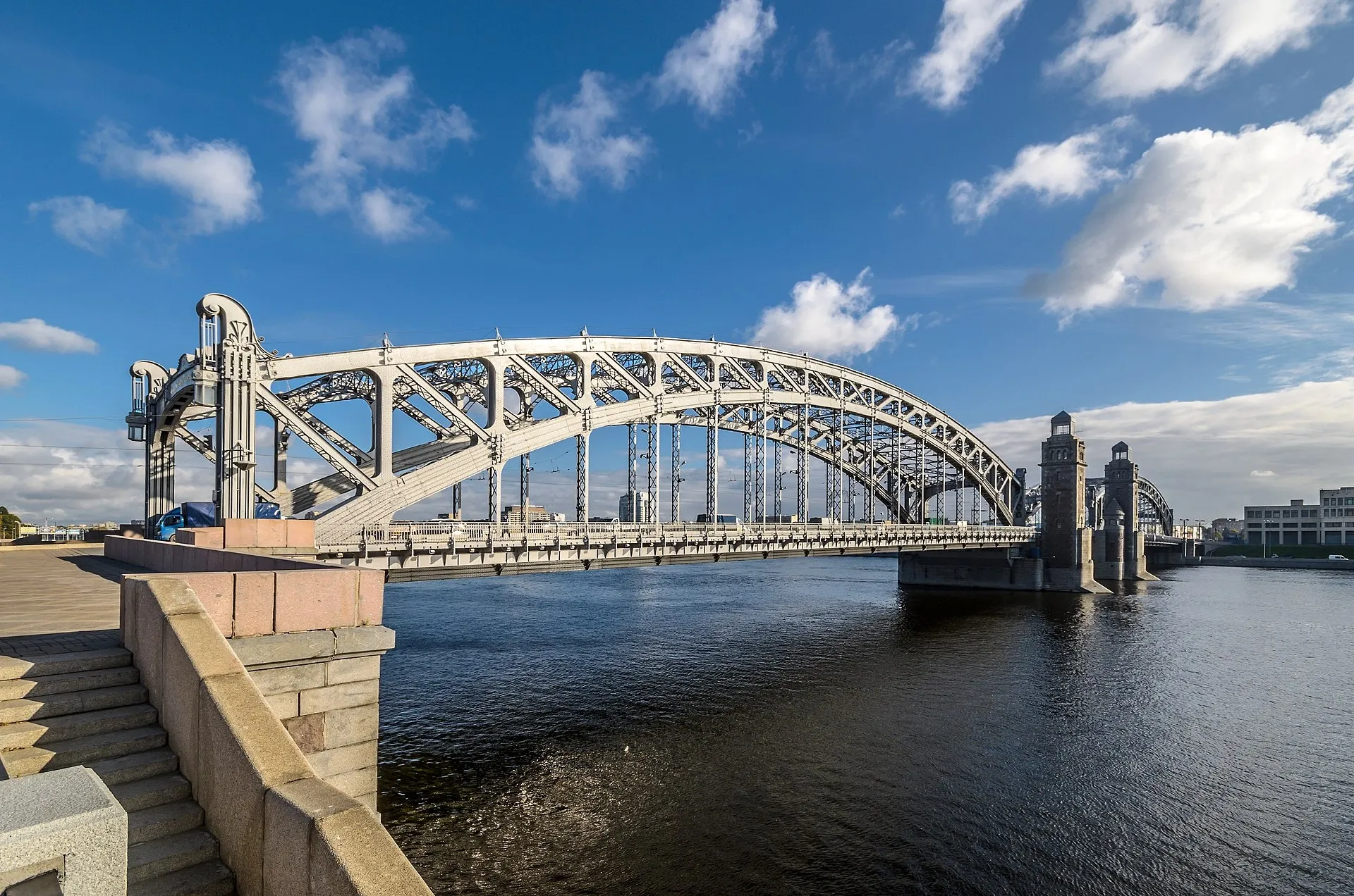 Большеохтинский мост в Санкт-Петербурге / Фото Alex 'Florstein' Fedorov / wikimedia