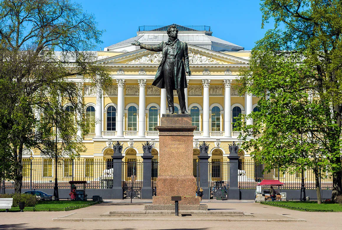 Памятник Пушкину у Русского музея (Roman Evgenev / Shutterstock)