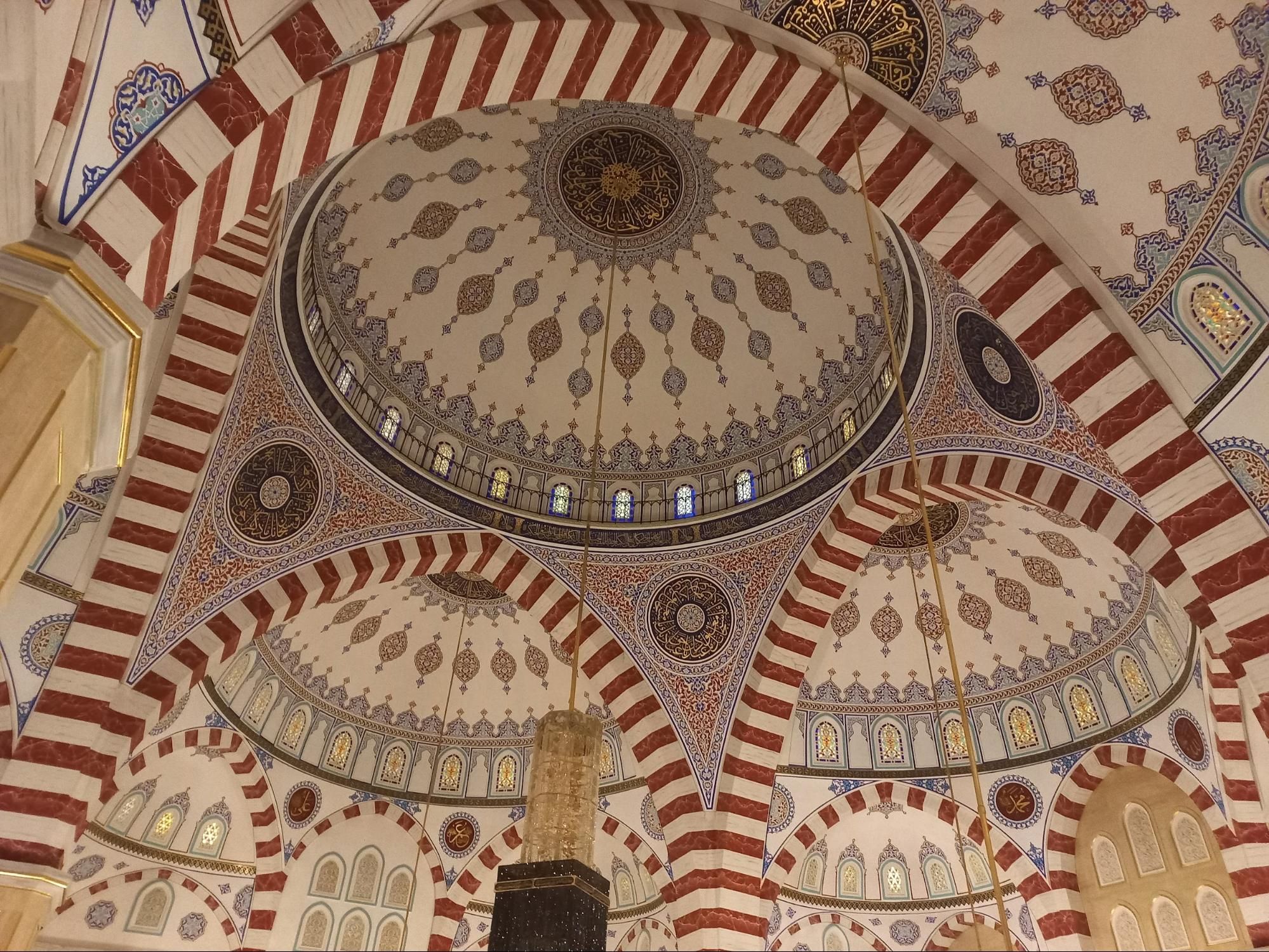 Внутри мечети Грозного. Фото Дарины Устич