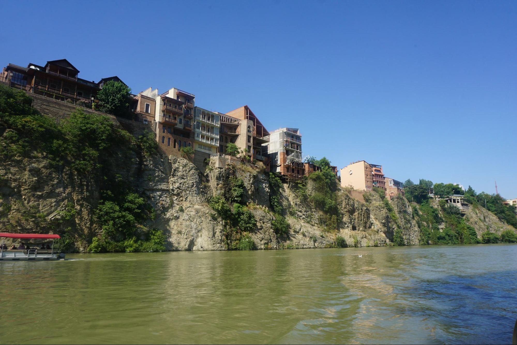 Знаменитые обрывы и река Кура. Вверху — панорамные рестораны. Фото: Andrew Milligan sumo / Wikimedia