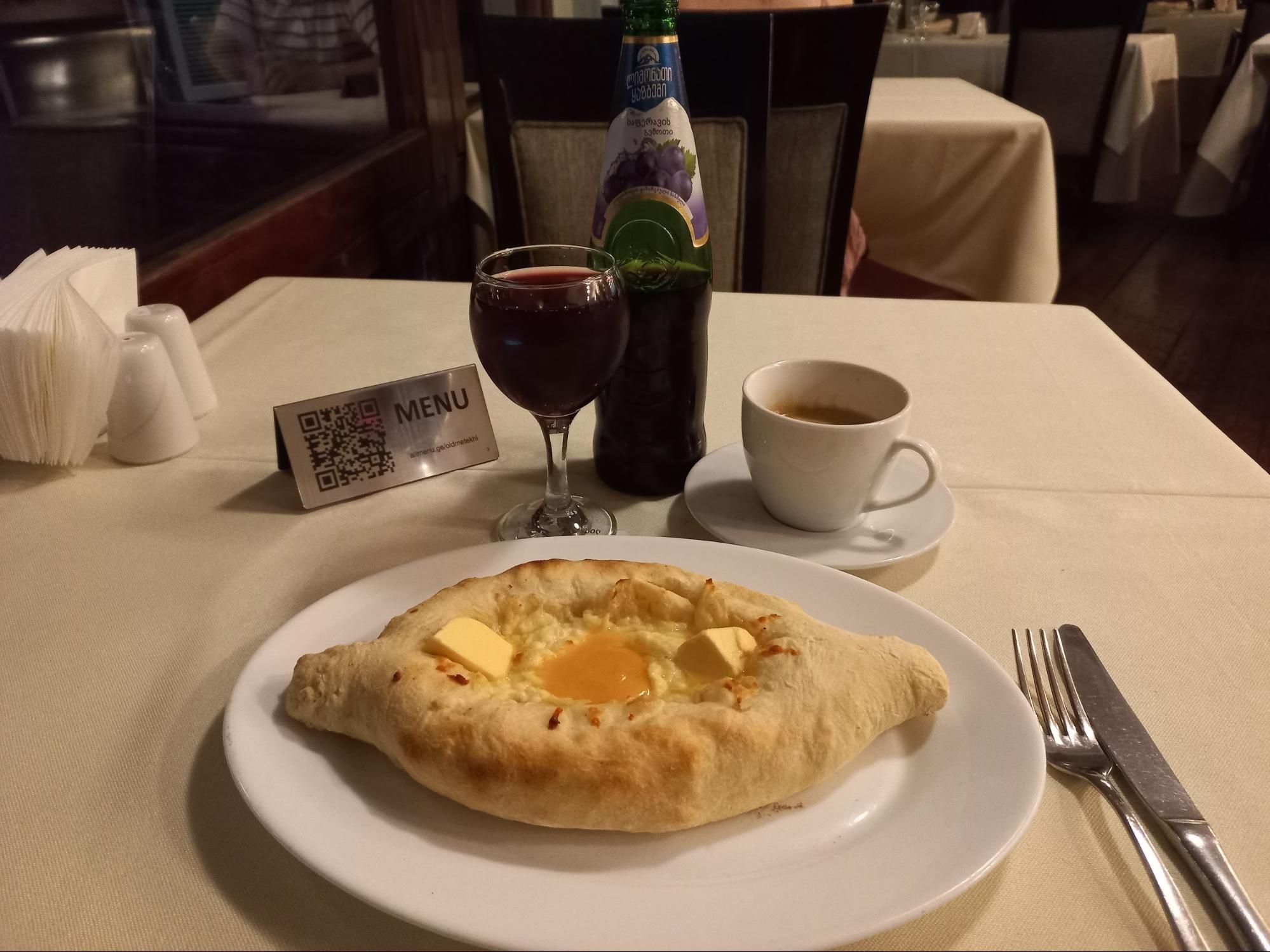 Хачапури по-аджарски — классика Грузии. Фото Дарины Устич