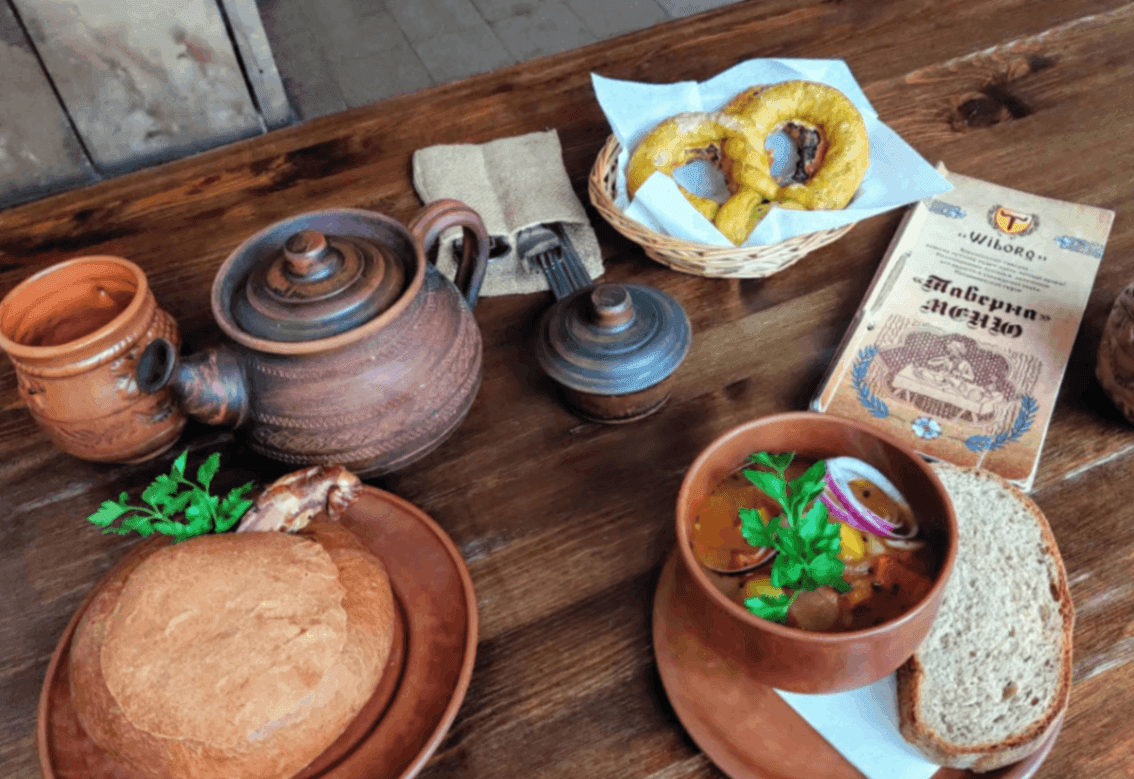 Еда в хлебе здесь очень популярна. Сытно и вкусно. Фото Дарины Устич