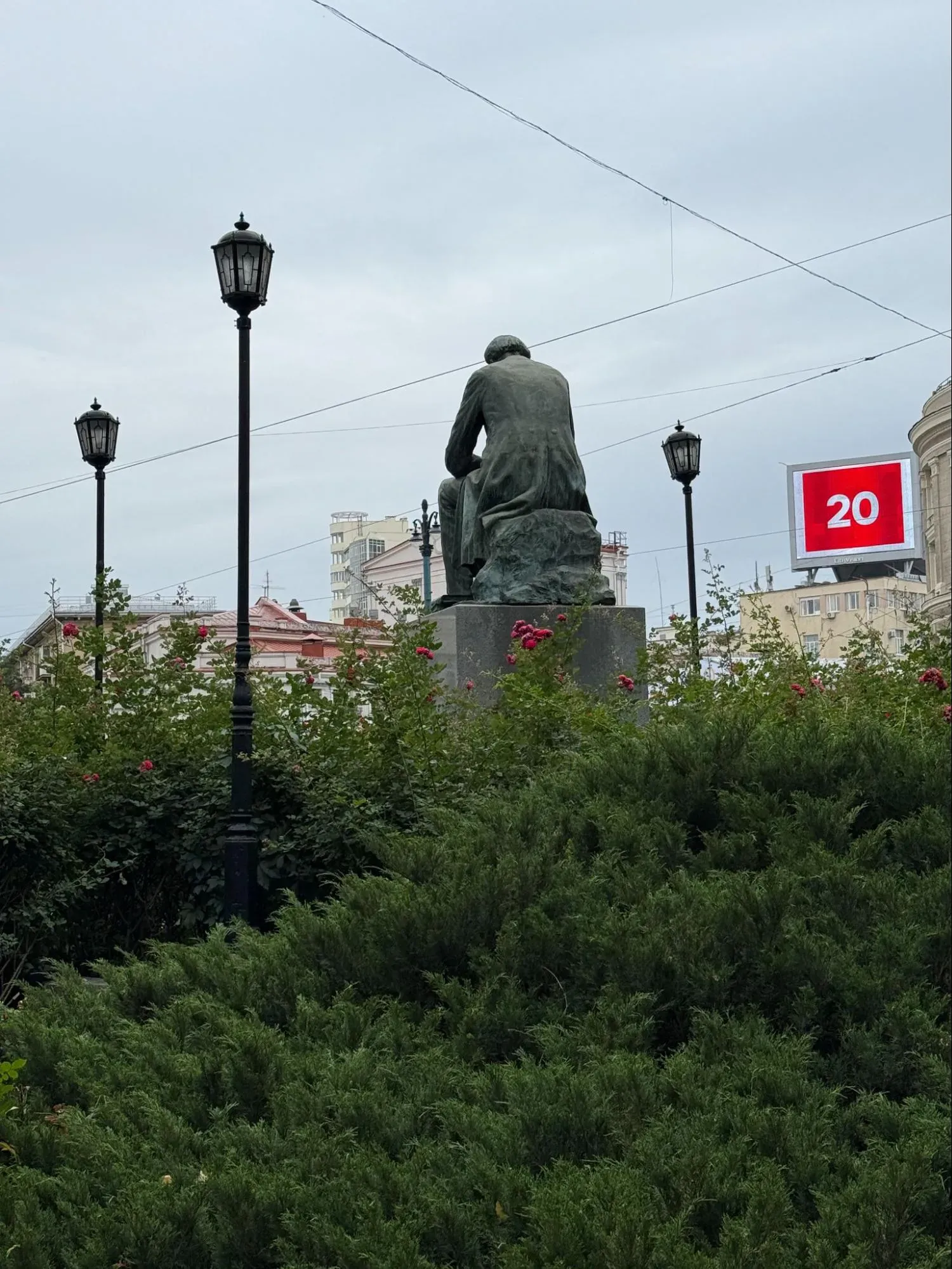 Бунин в центре Воронежа будто присел передохнуть вместе с прохожими. Фото: Татьяна Осовская