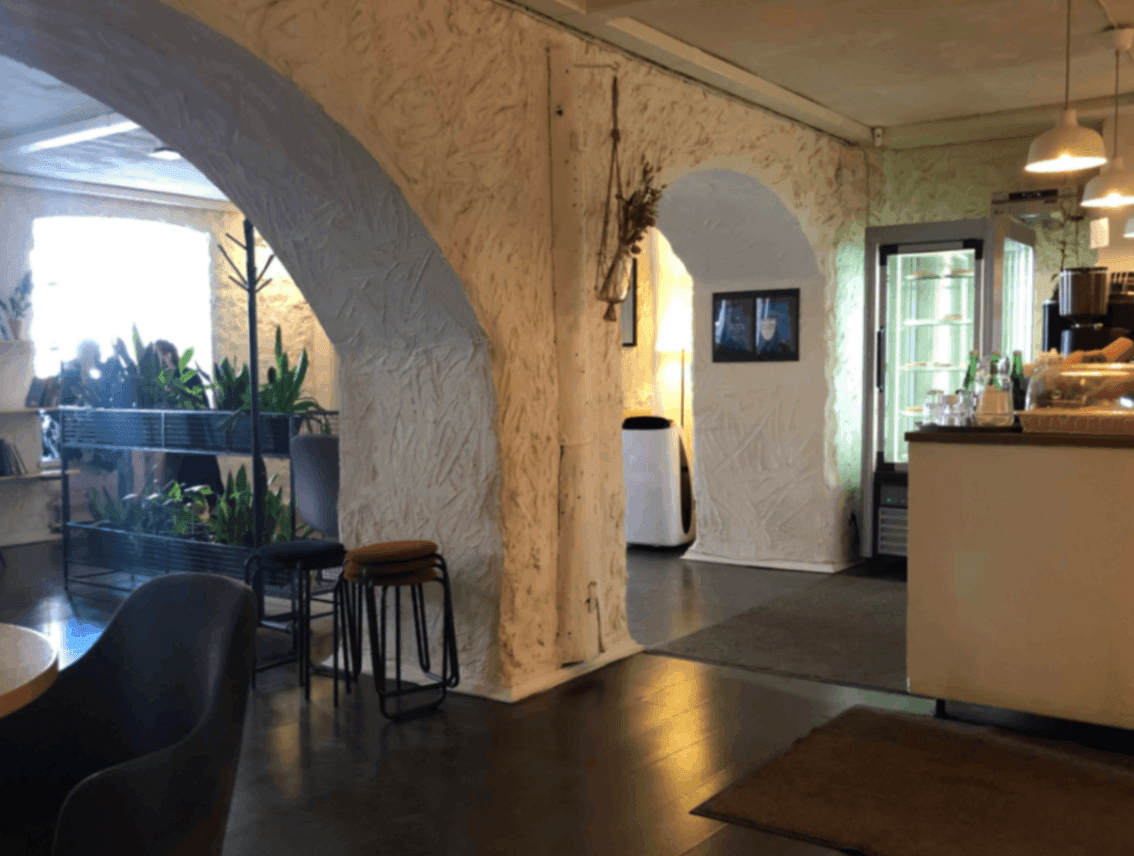 Средневековые своды и современный дизайн кофейни CUP. Фото Дарины Устич