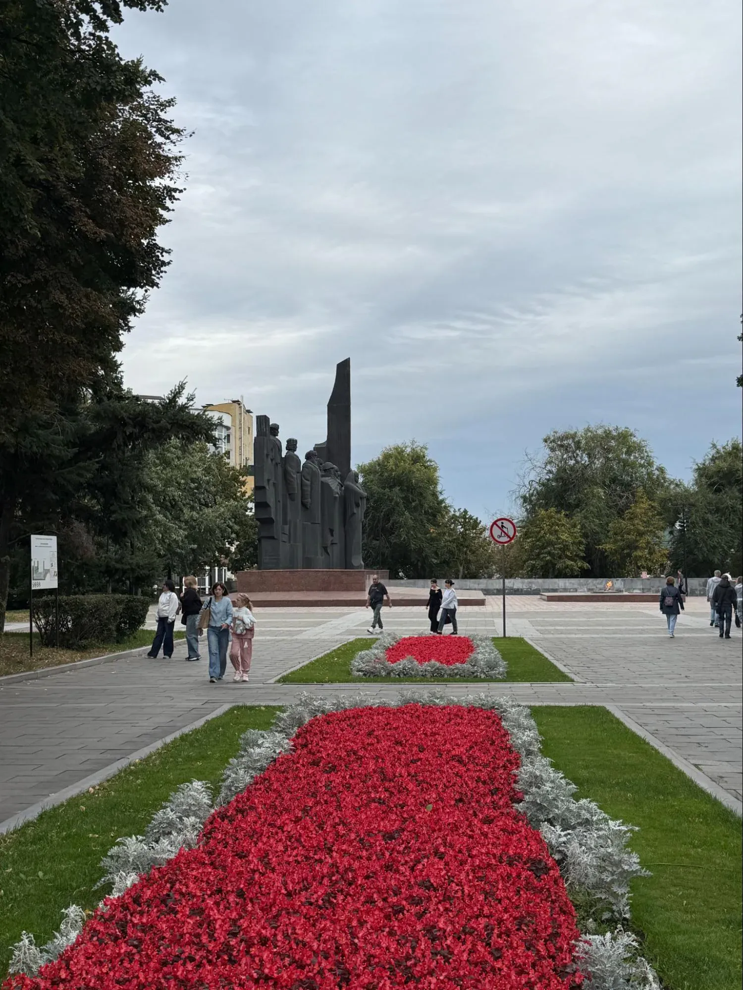 Площадь Победы — одна из главных мемориальных точек Воронежа и хорошее место, чтобы завершить прогулку по центру. Фото: Татьяна Осовская