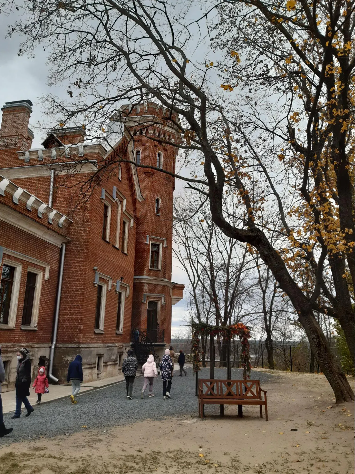 Мне особенно понравилась территория вокруг дворца: можно взять кофе и посидеть прямо под деревьями. Фото: Татьяна Осовская