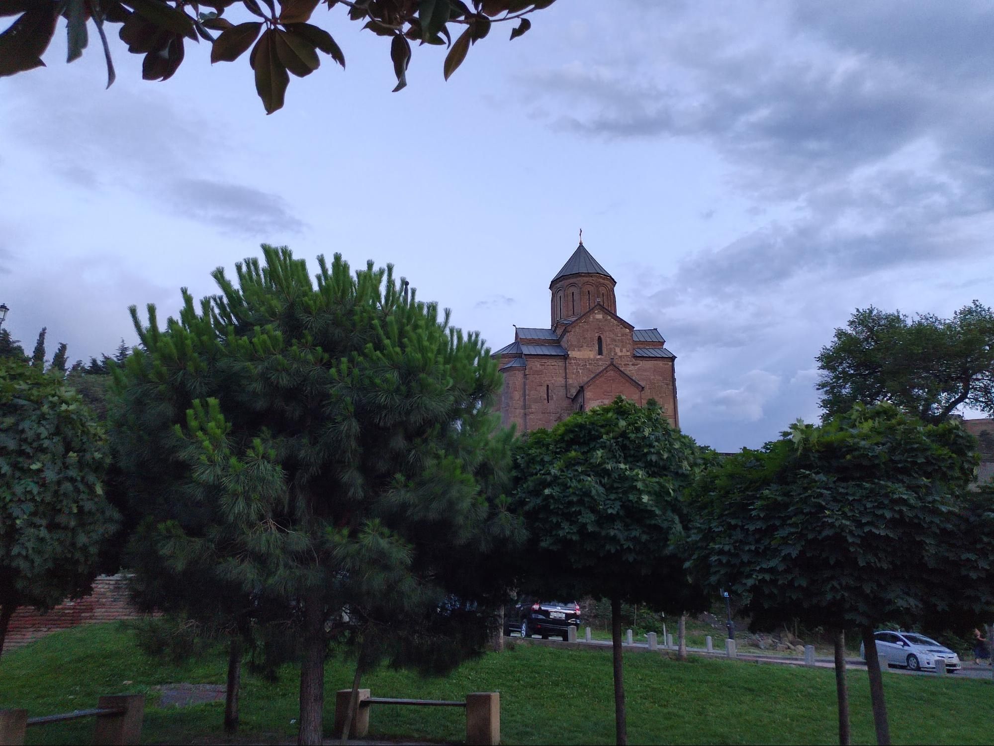 Вид на Метехи из парка. Фото Дарины Устич