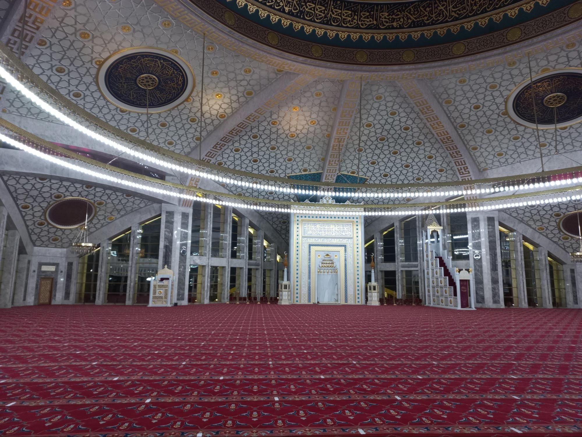 Внутри ковры и позолота. Фото Дарины Устич