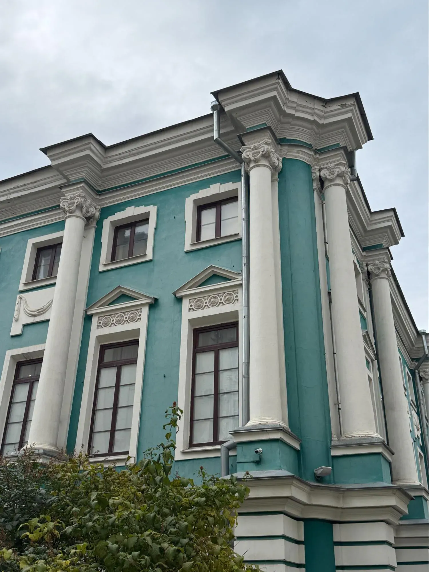 Музей Крамского легко узнать по бирюзовому фасаду — он занимает один из самых красивых старых особняков Воронежа. Фото: Татьяна Осовская