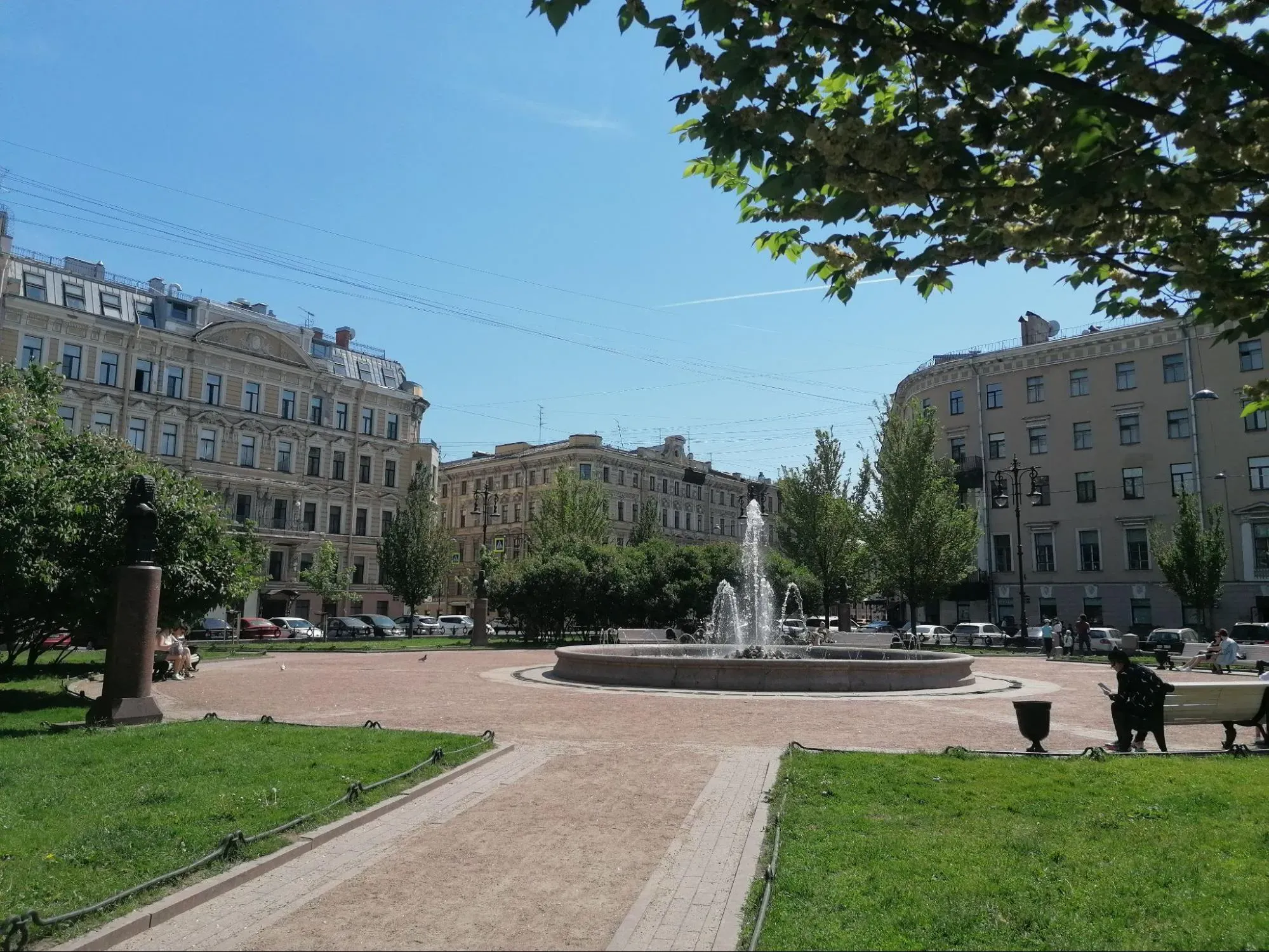 Ясный летний день может быть неудобным для осмотра парадных. Фото Дарины Устич