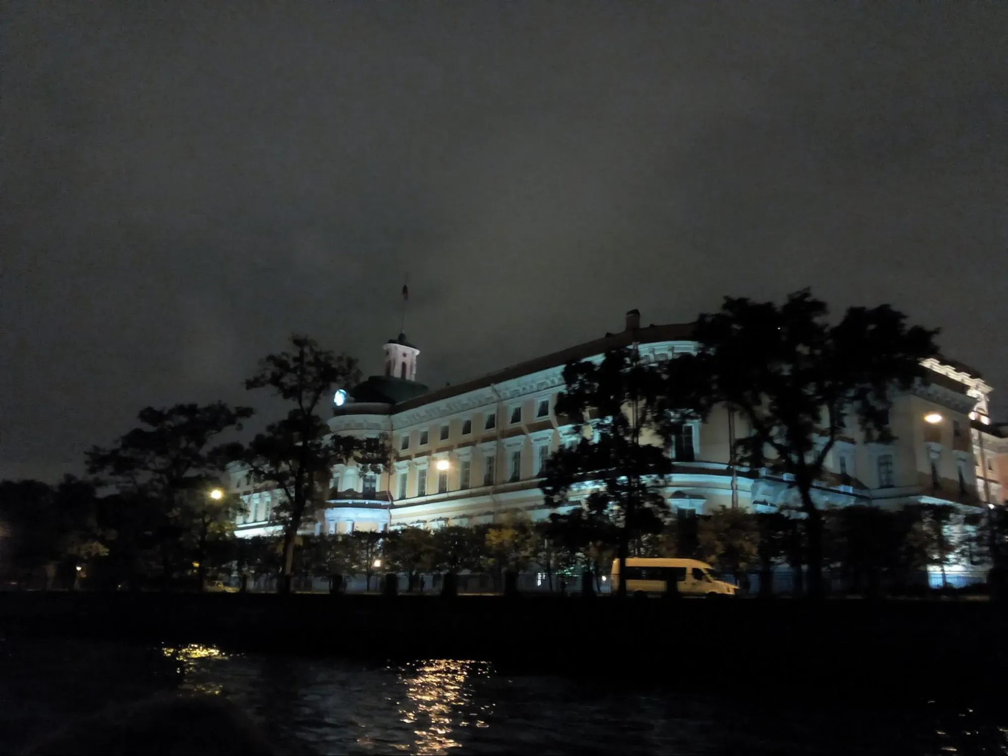 После закрытия замок выглядит как логово привидений. Фото Дарины Устич