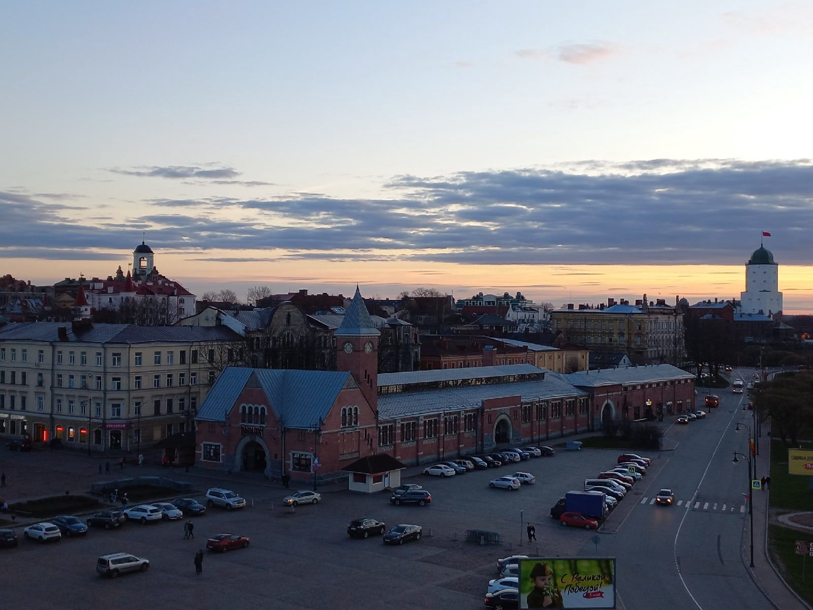 Закат и вид города. Фото Дарины Устич