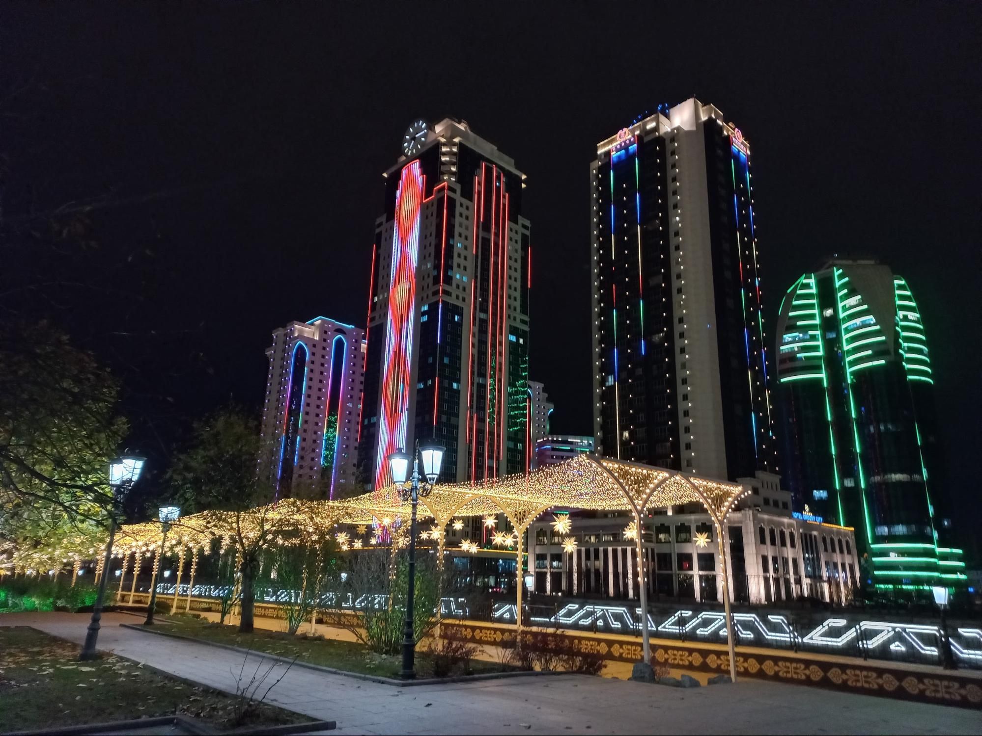 Из сквера у мечети тоже открывается красочный вид. Фото Дарины Устич