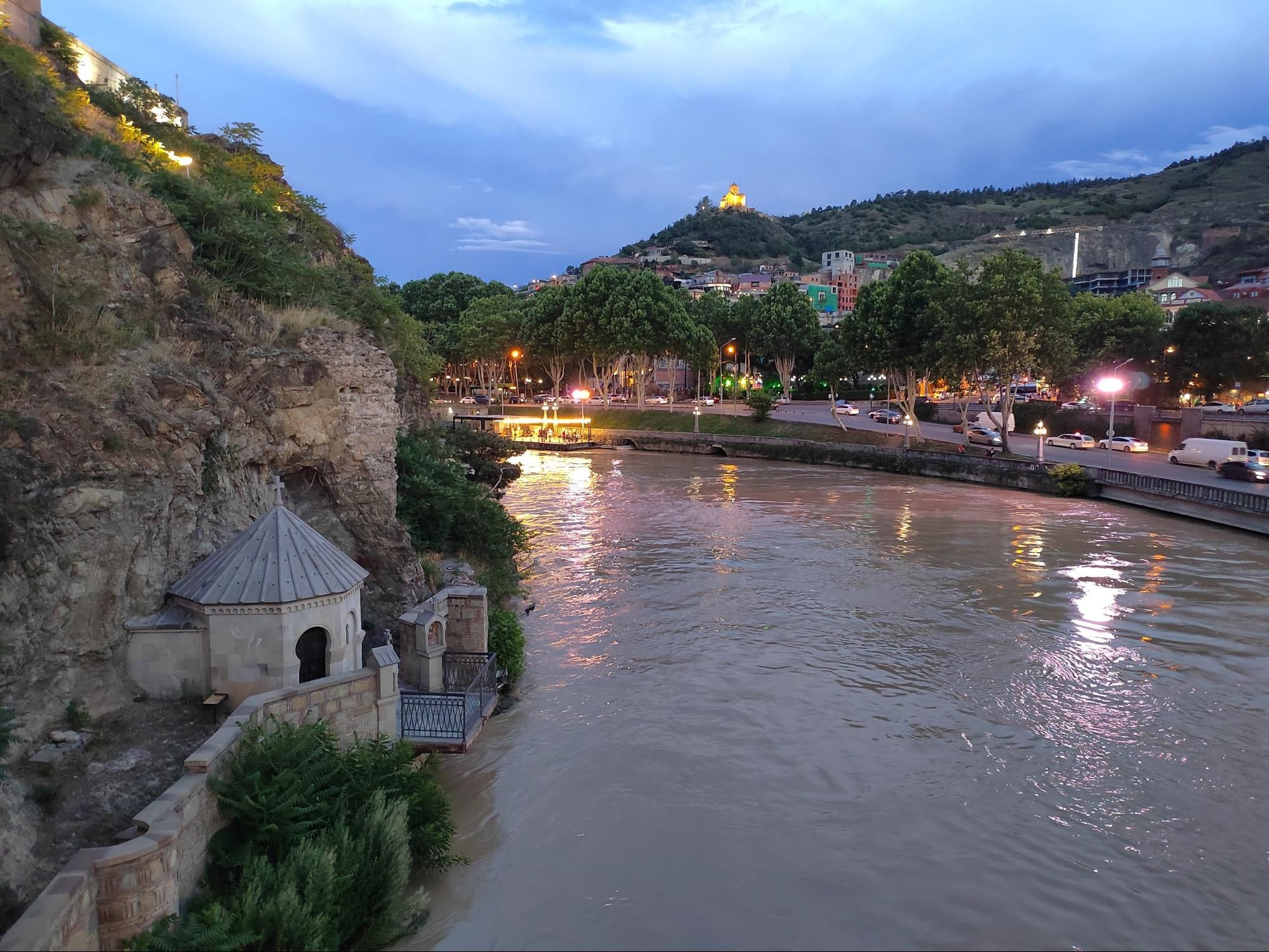 Река и скала, где стоит церковь. Фото Дарины Устич