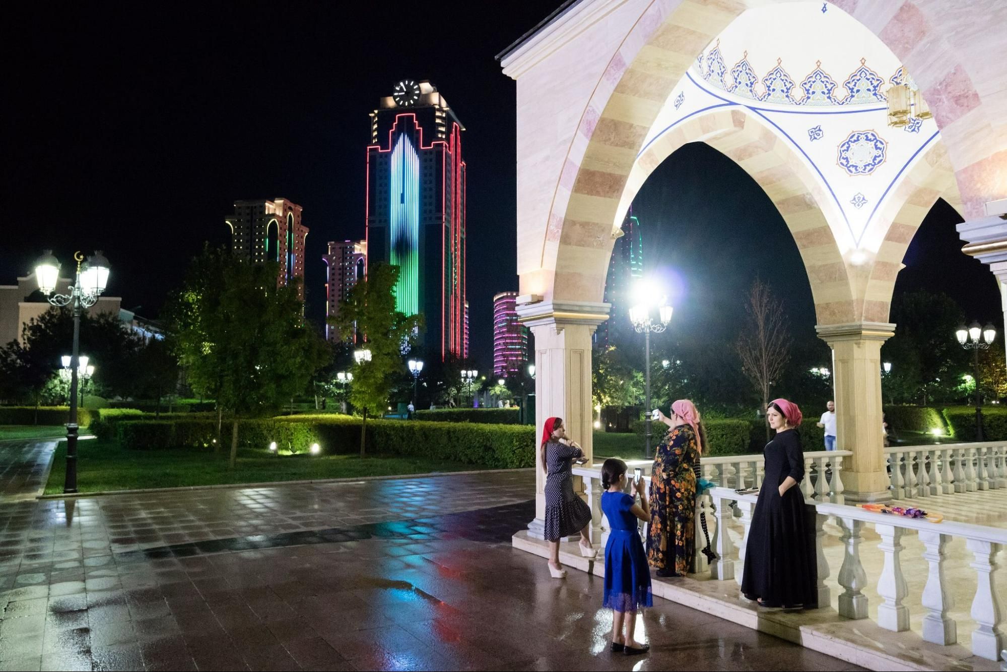 Местные женщины одеты всегда скромно. Фото:&nbsp;Вячеслав Аргенберг / Wikimedia