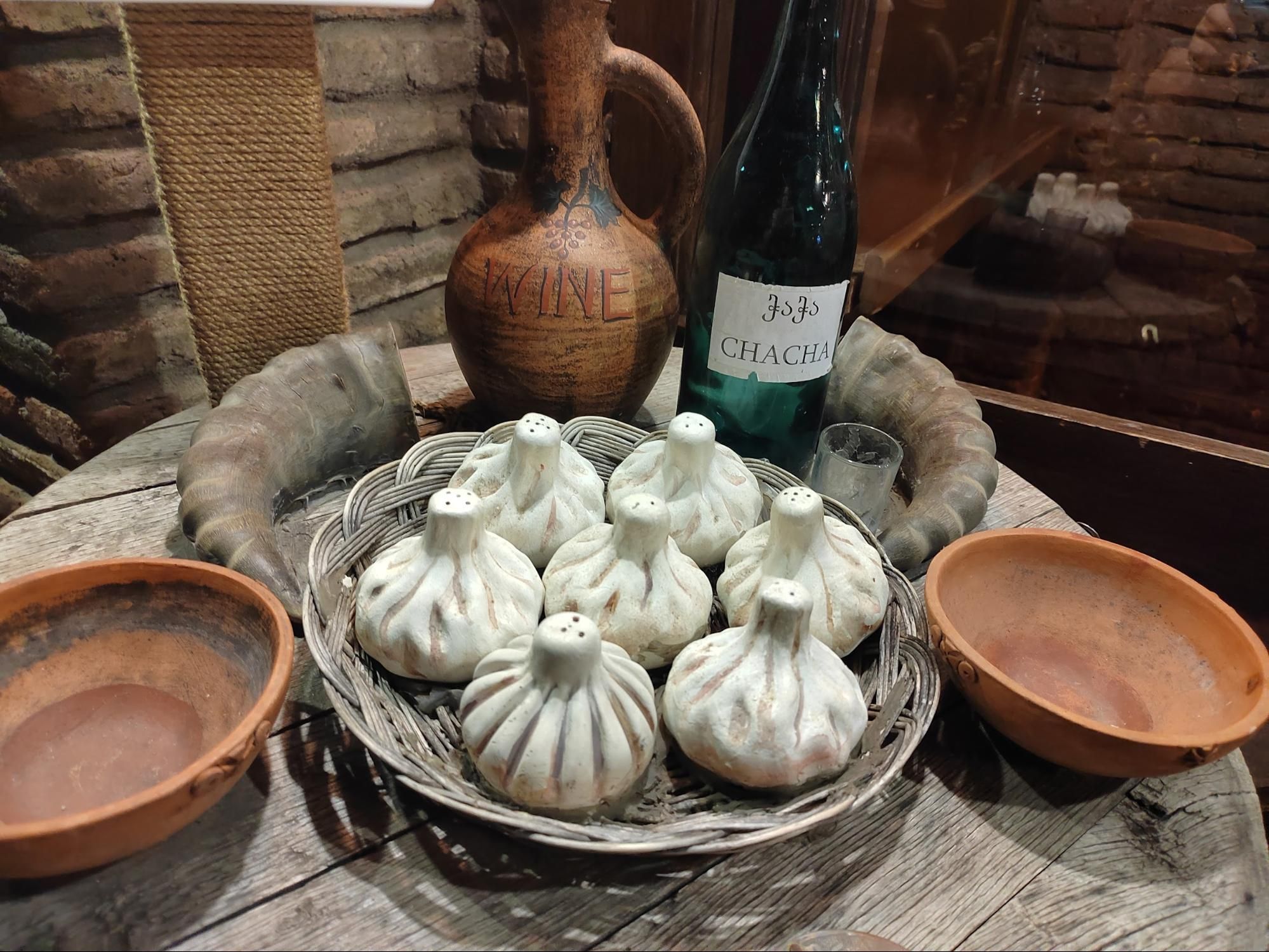 Вход в ресторан. И солонки в форме хинкали. Фото Дарины Устич