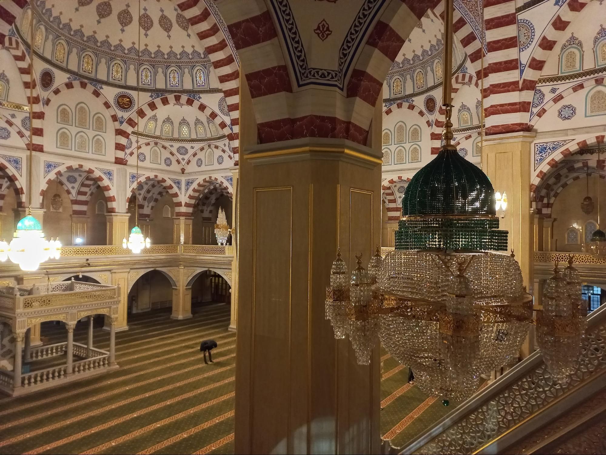 По исламским традициям, женщинам доступен только второй этаж, а мужчины молятся на первом и главном. Фото Дарины Устич