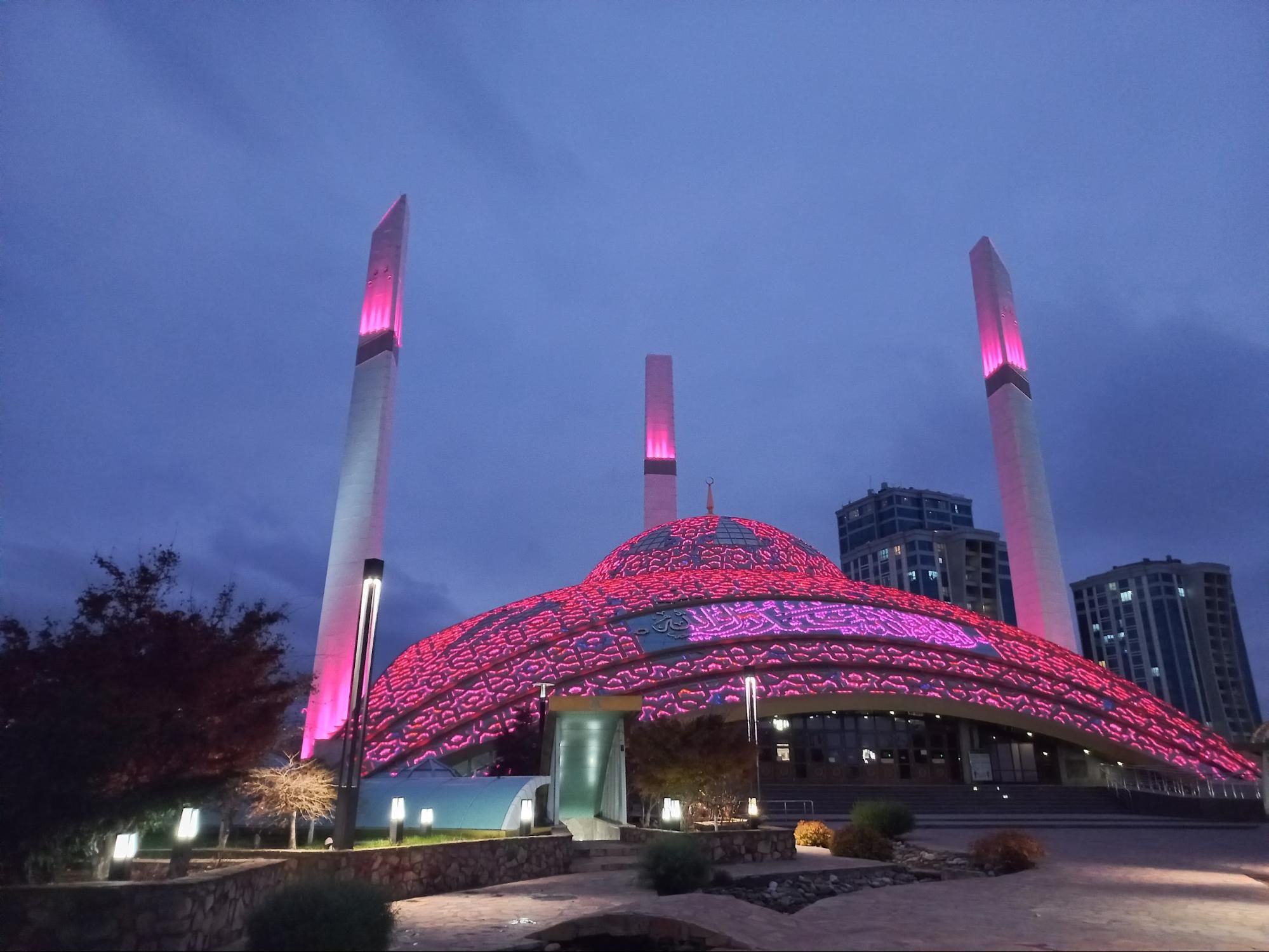 Подсветка меняется каждую минуту. Фото Дарины Устич