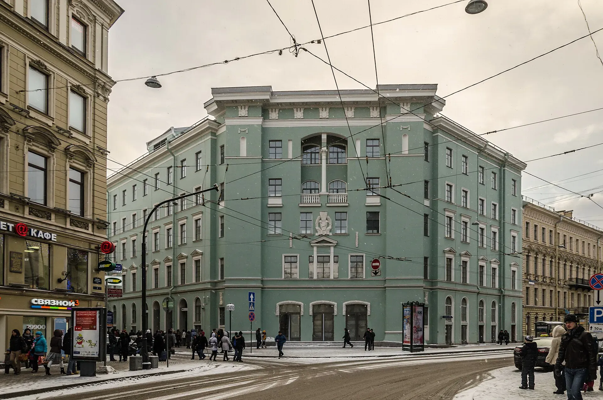 Здание в Кирпичном переулке, вестибюль станции «Адмиралтейская» (Alex 'Florstein' Fedorov /&nbsp;Wikimedia)